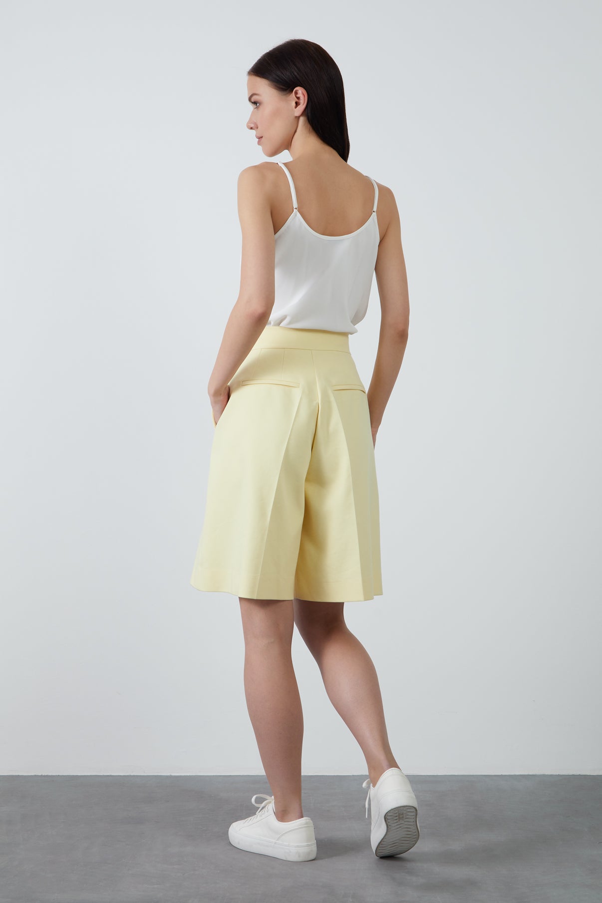 Cep Detaylı Bol Paça Şort