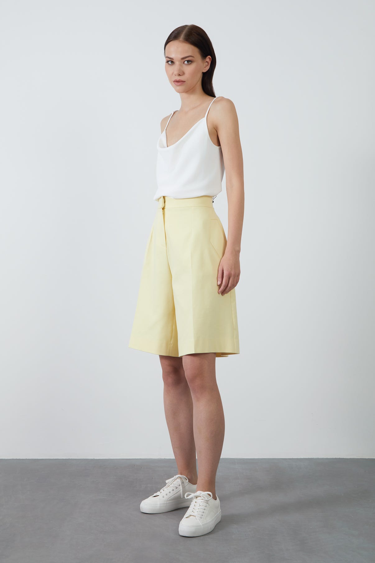 Cep Detaylı Bol Paça Şort