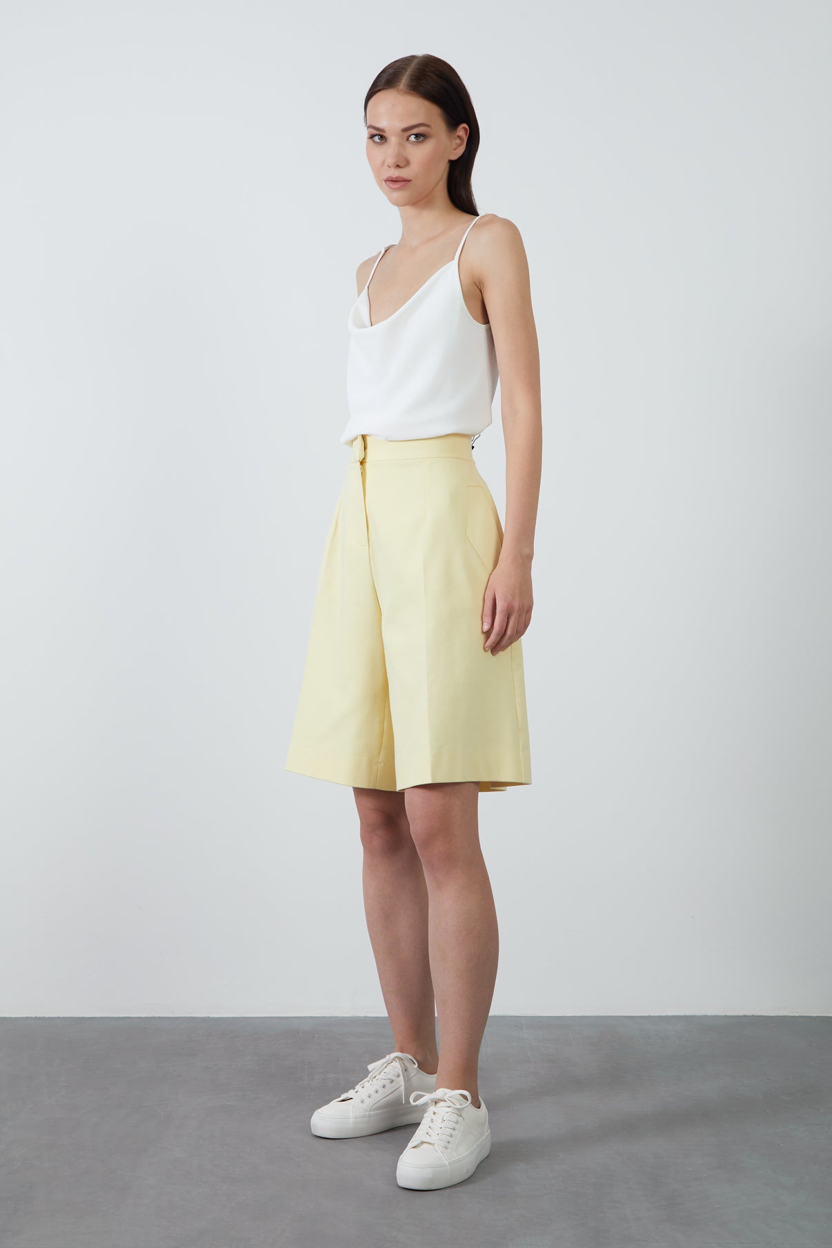 Cep Detaylı Bol Paça Şort