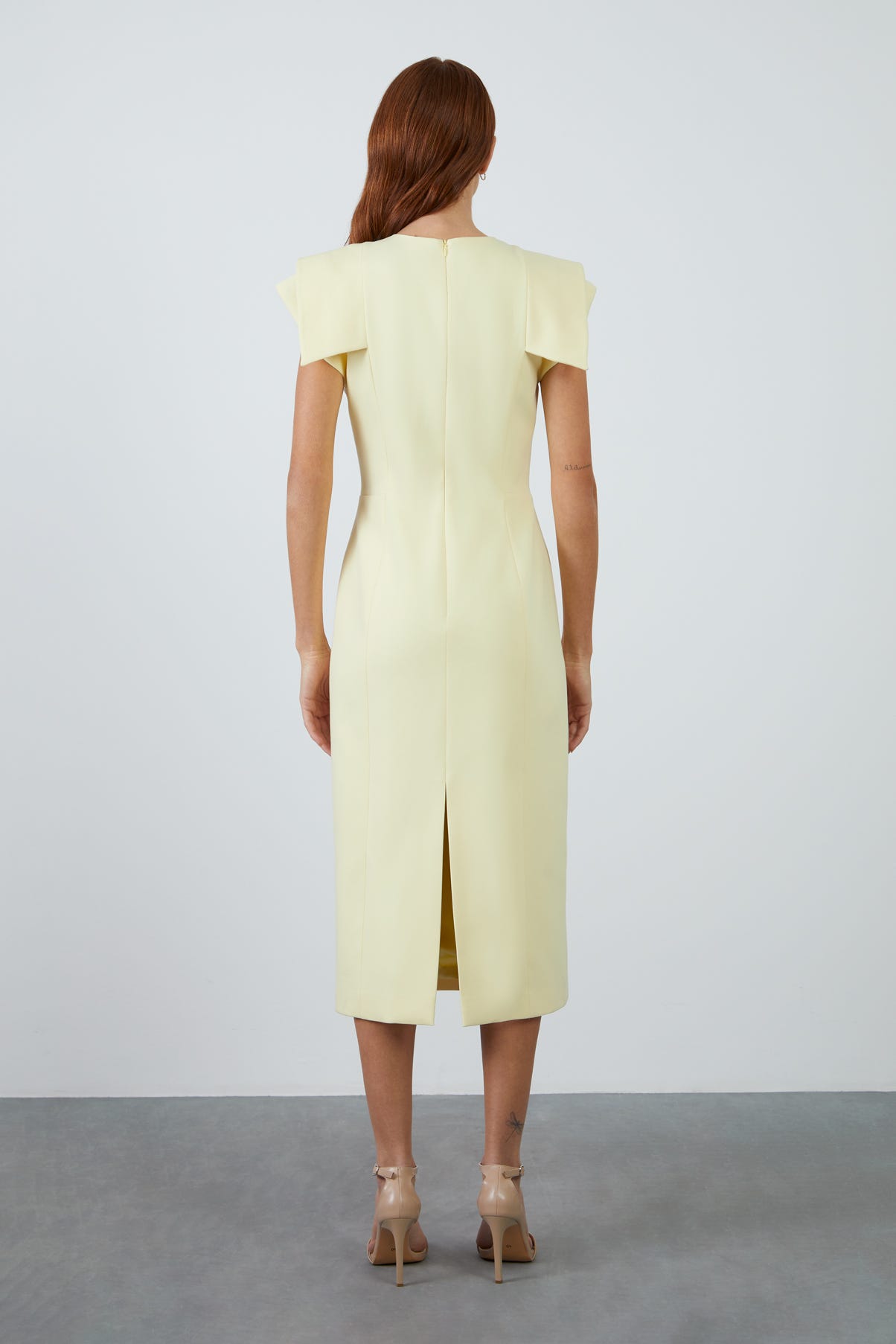 İşlemeli Arkadan Yırtmaçlı Sarı Midi Kalem Elbise