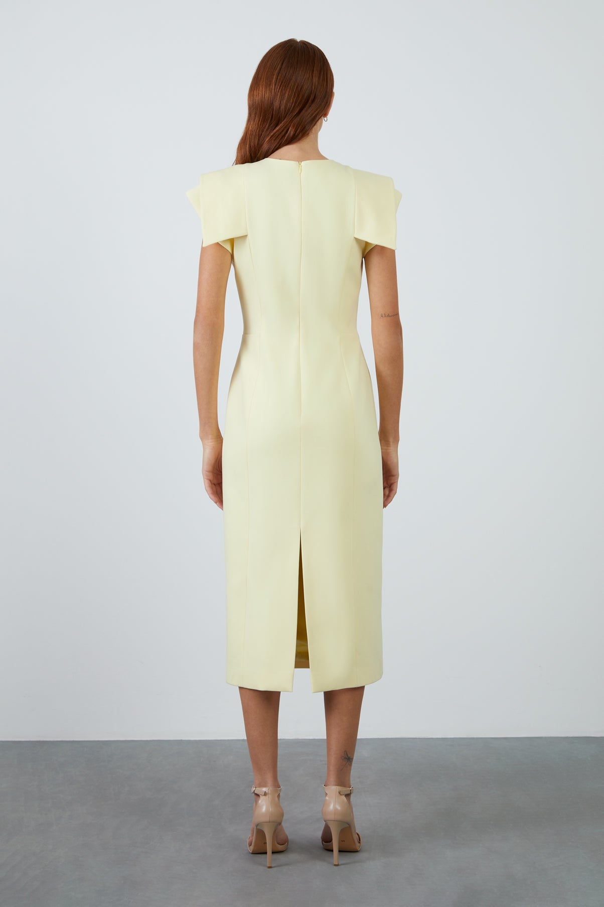 İşlemeli Arkadan Yırtmaçlı Sarı Midi Kalem Elbise