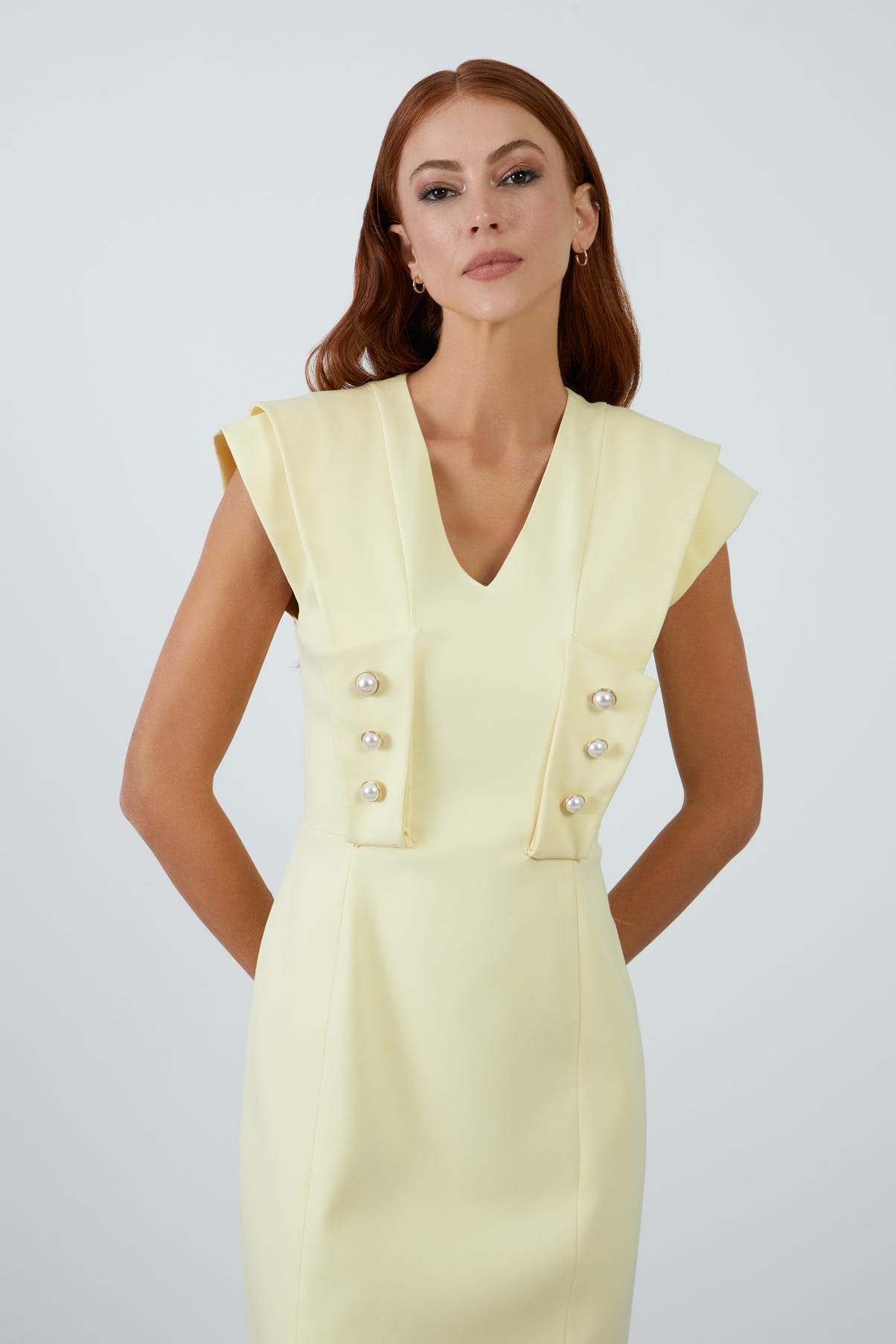 İşlemeli Arkadan Yırtmaçlı Sarı Midi Kalem Elbise