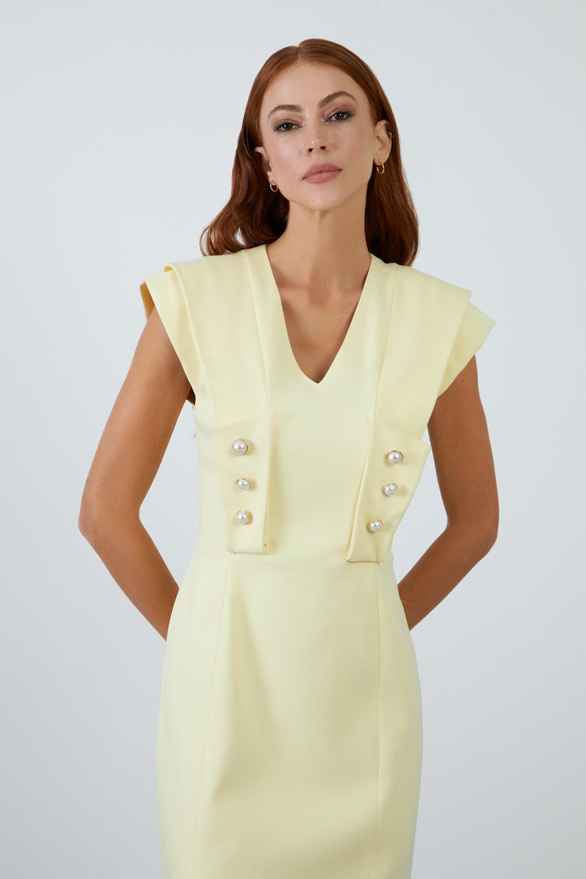 İşlemeli Arkadan Yırtmaçlı Sarı Midi Kalem Elbise