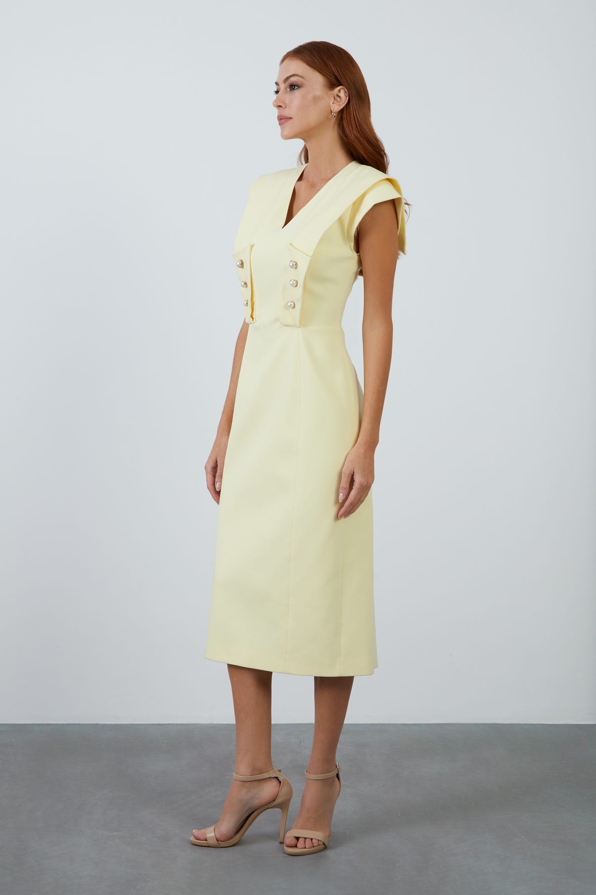 İşlemeli Arkadan Yırtmaçlı Sarı Midi Kalem Elbise