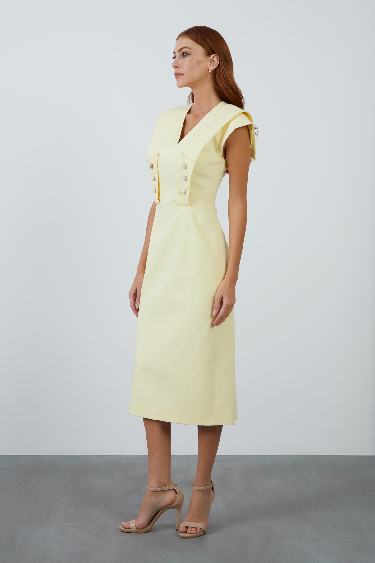 İşlemeli Arkadan Yırtmaçlı Sarı Midi Kalem Elbise