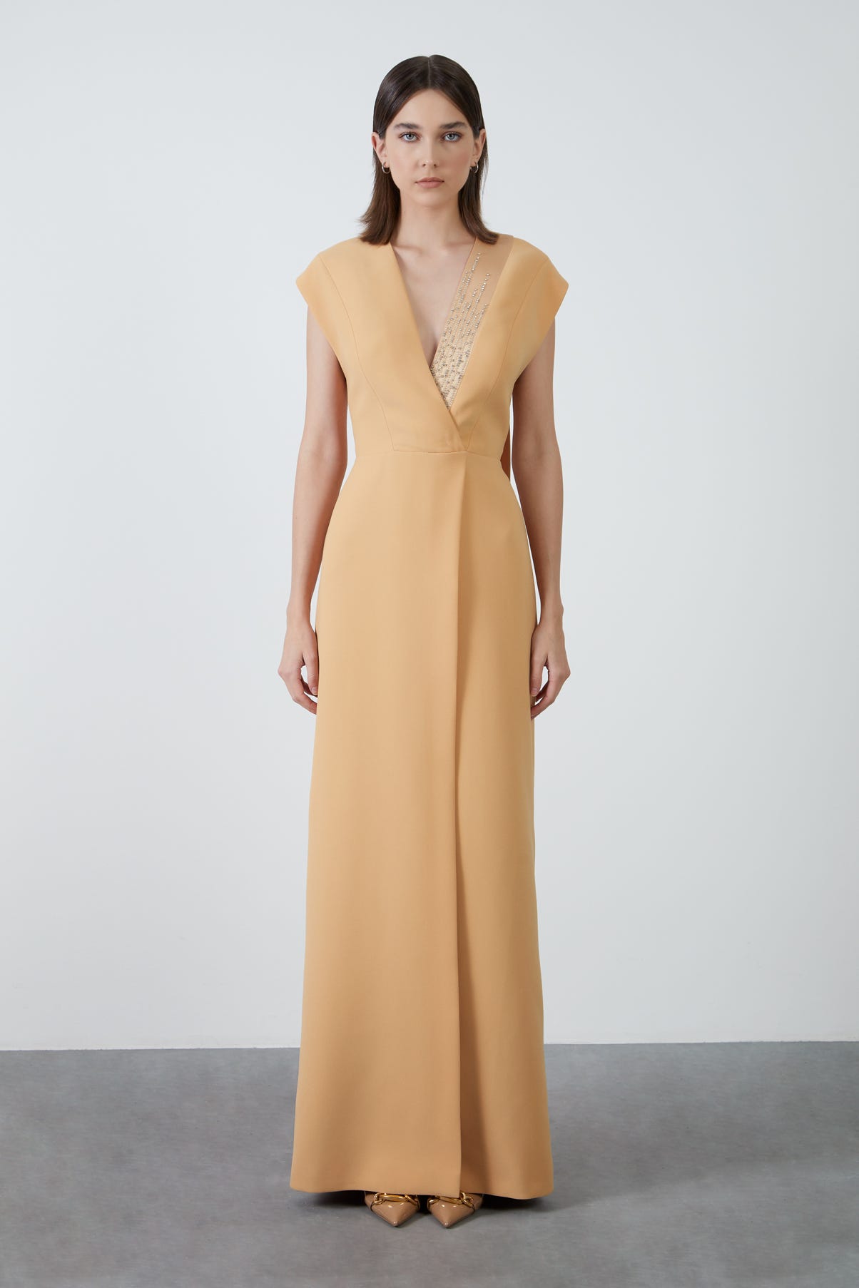 Yakası İşlemeli Önden Yırtmaçlı Somon Rengi Uzun Elbise