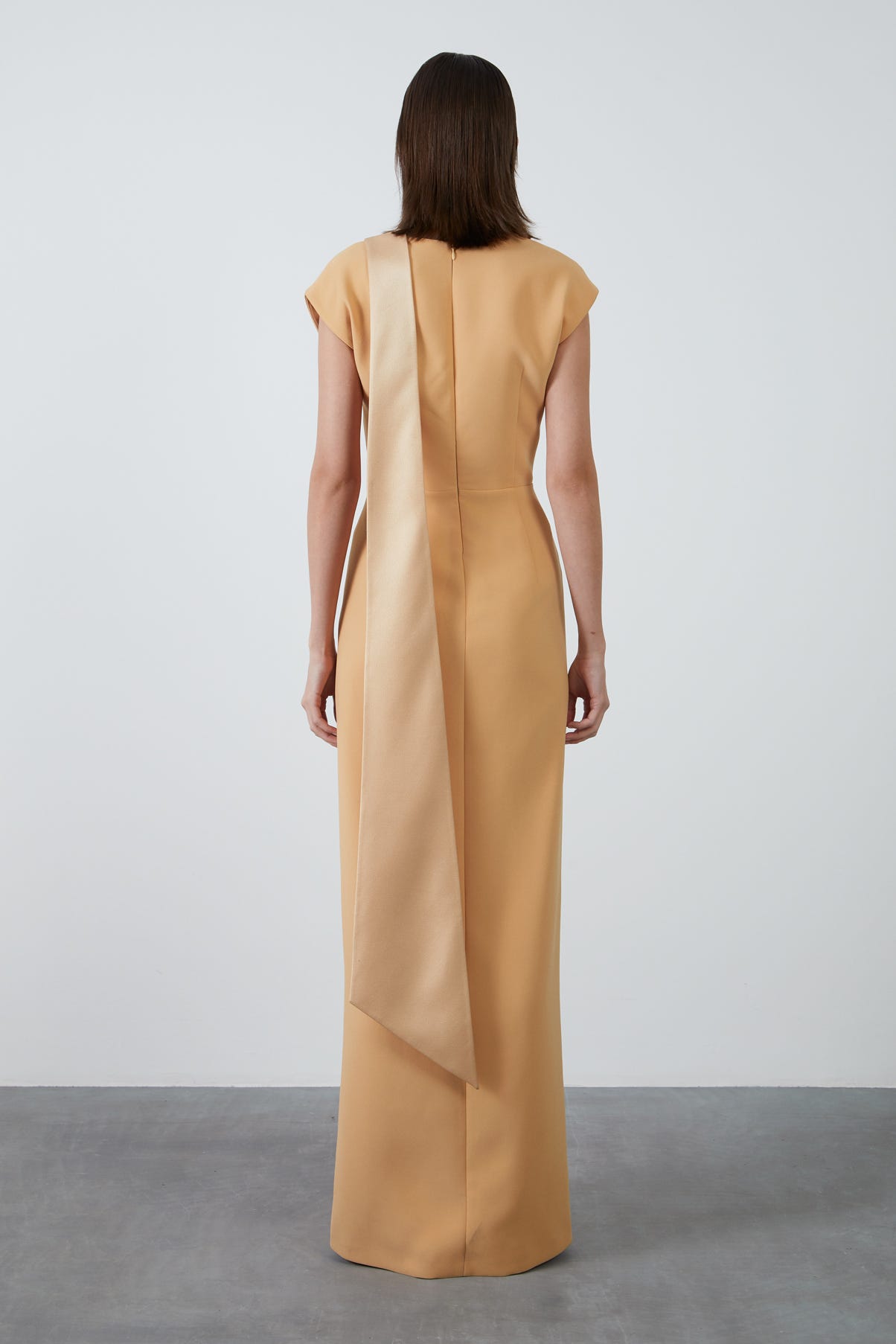 Yakası İşlemeli Önden Yırtmaçlı Somon Rengi Uzun Elbise