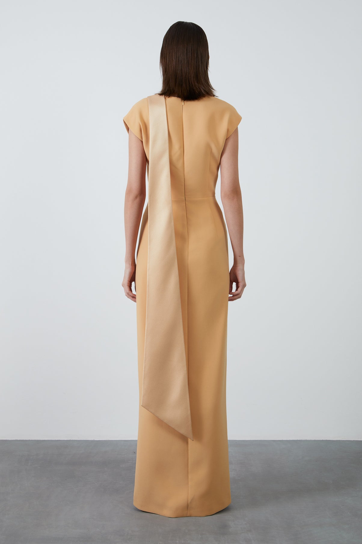 Yakası İşlemeli Önden Yırtmaçlı Somon Rengi Uzun Elbise