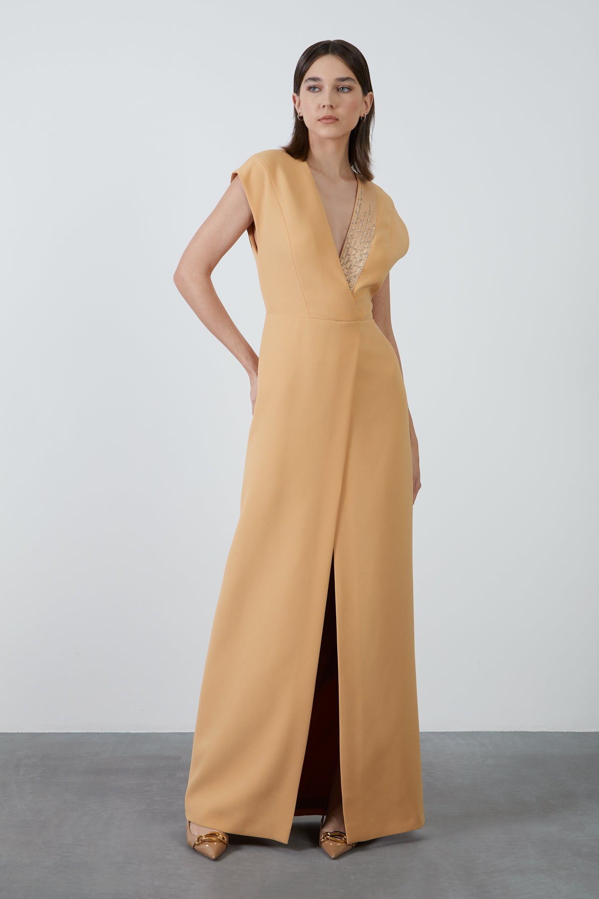 Yakası İşlemeli Önden Yırtmaçlı Somon Rengi Uzun Elbise