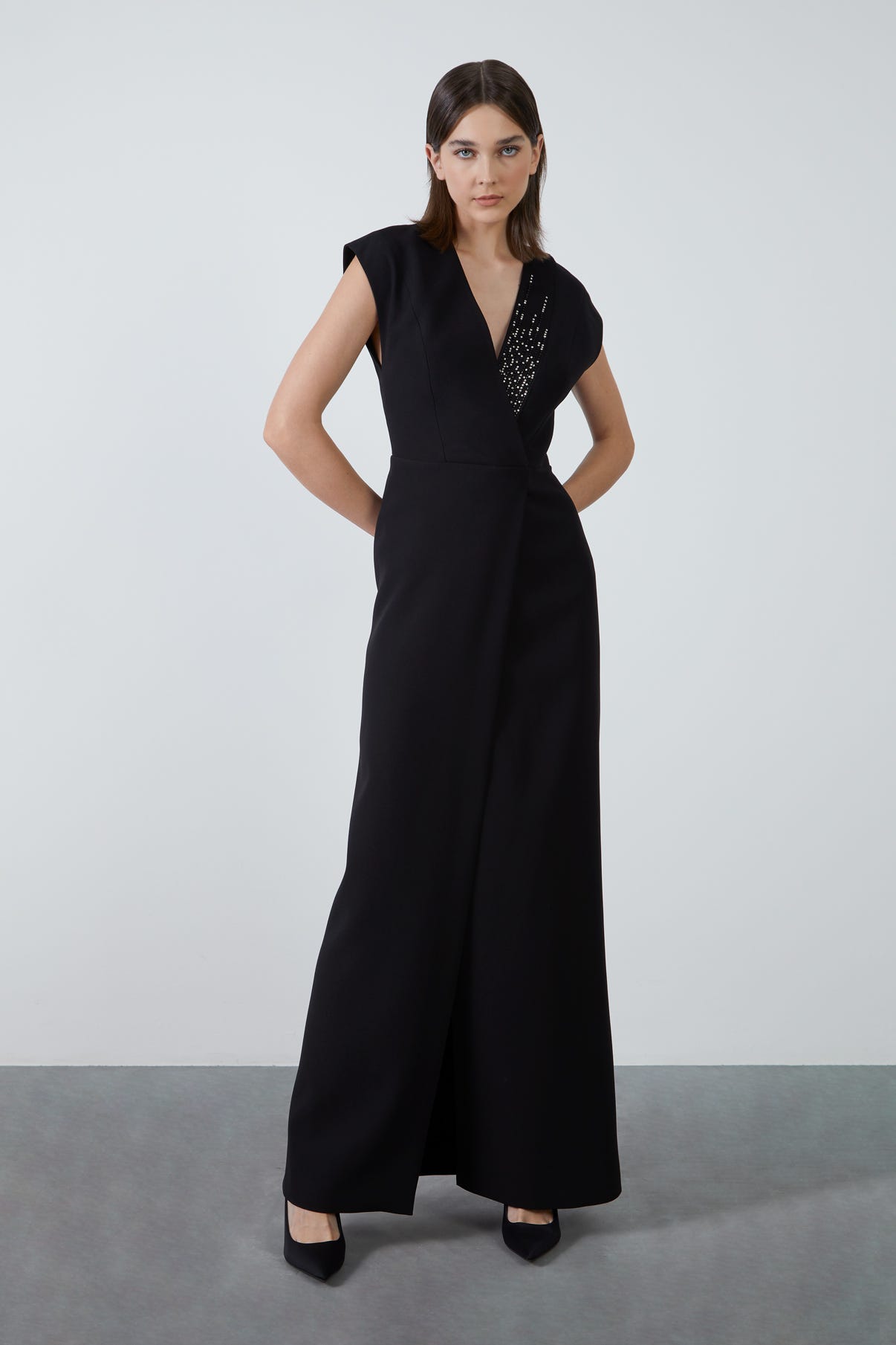 Yakası İşlemeli Önden Yırtmaçlı Somon Rengi Uzun Elbise