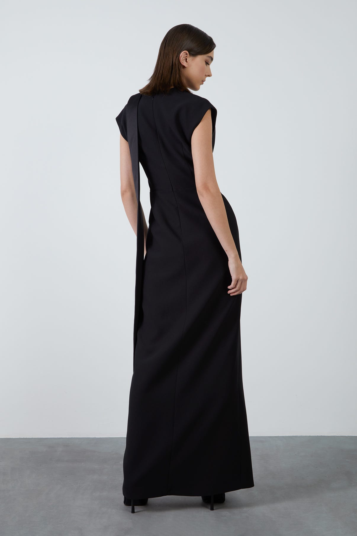 Yakası İşlemeli Önden Yırtmaçlı Somon Rengi Uzun Elbise