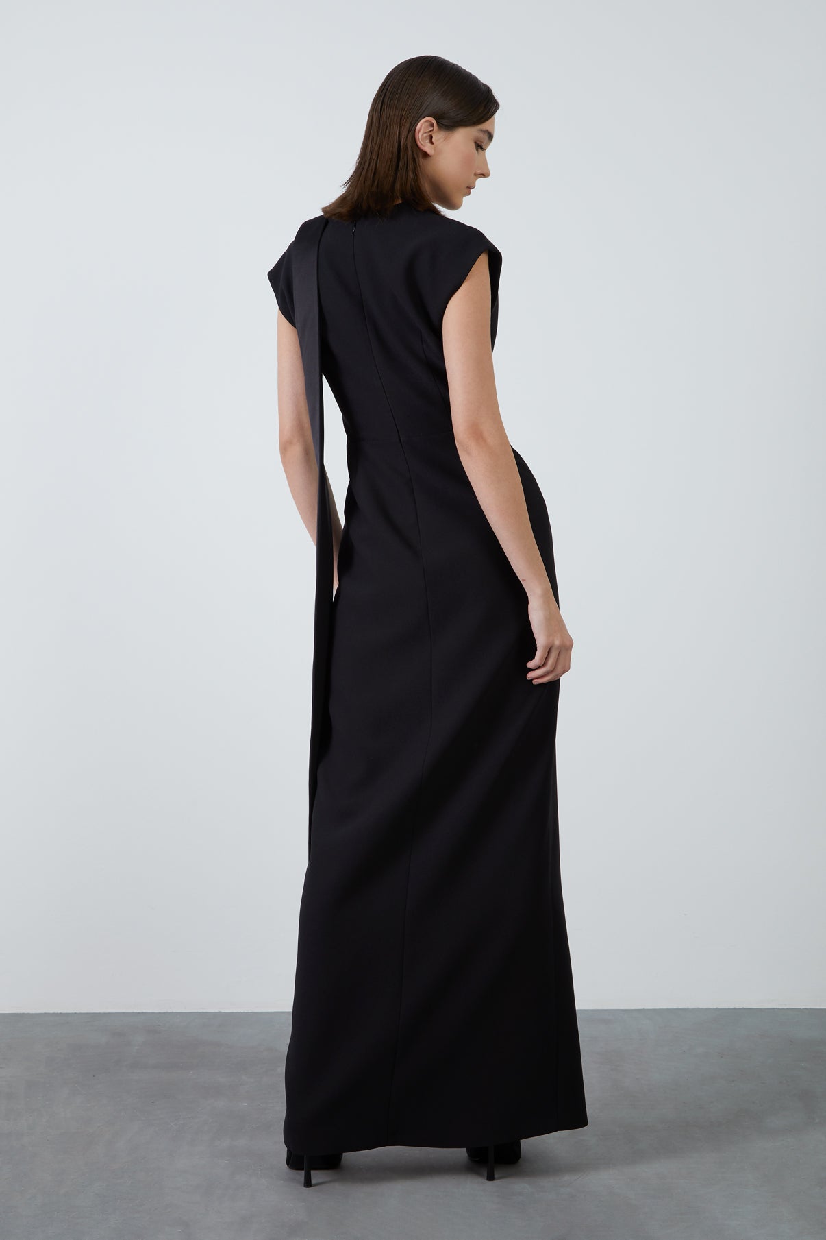 Yakası İşlemeli Önden Yırtmaçlı Somon Rengi Uzun Elbise