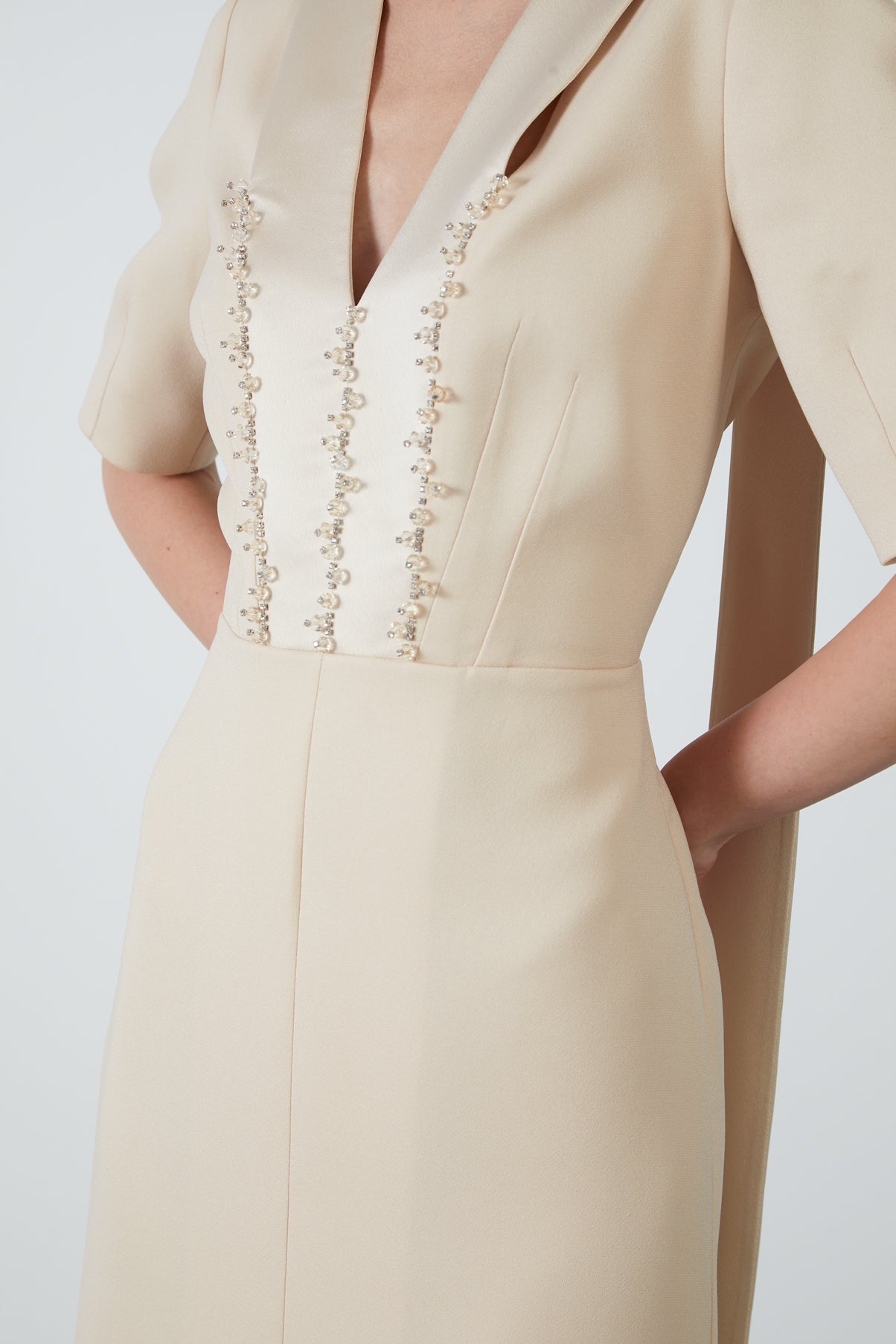 Boyundan Bağlama Detaylı İşlemeli V Yaka Uzun Elbise