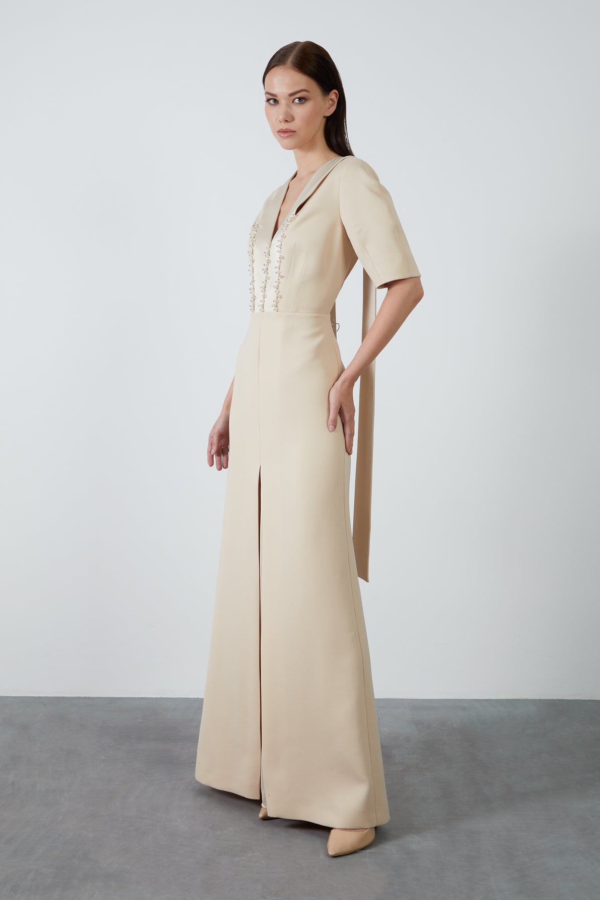 Boyundan Bağlama Detaylı İşlemeli V Yaka Uzun Elbise