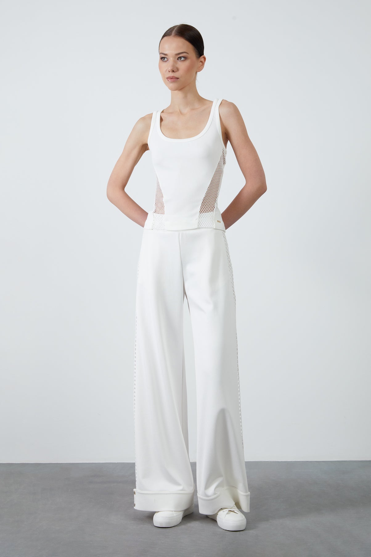 Yanları File Detaylı Cebi Fermuarlı Bol Paça Eşofman Altı