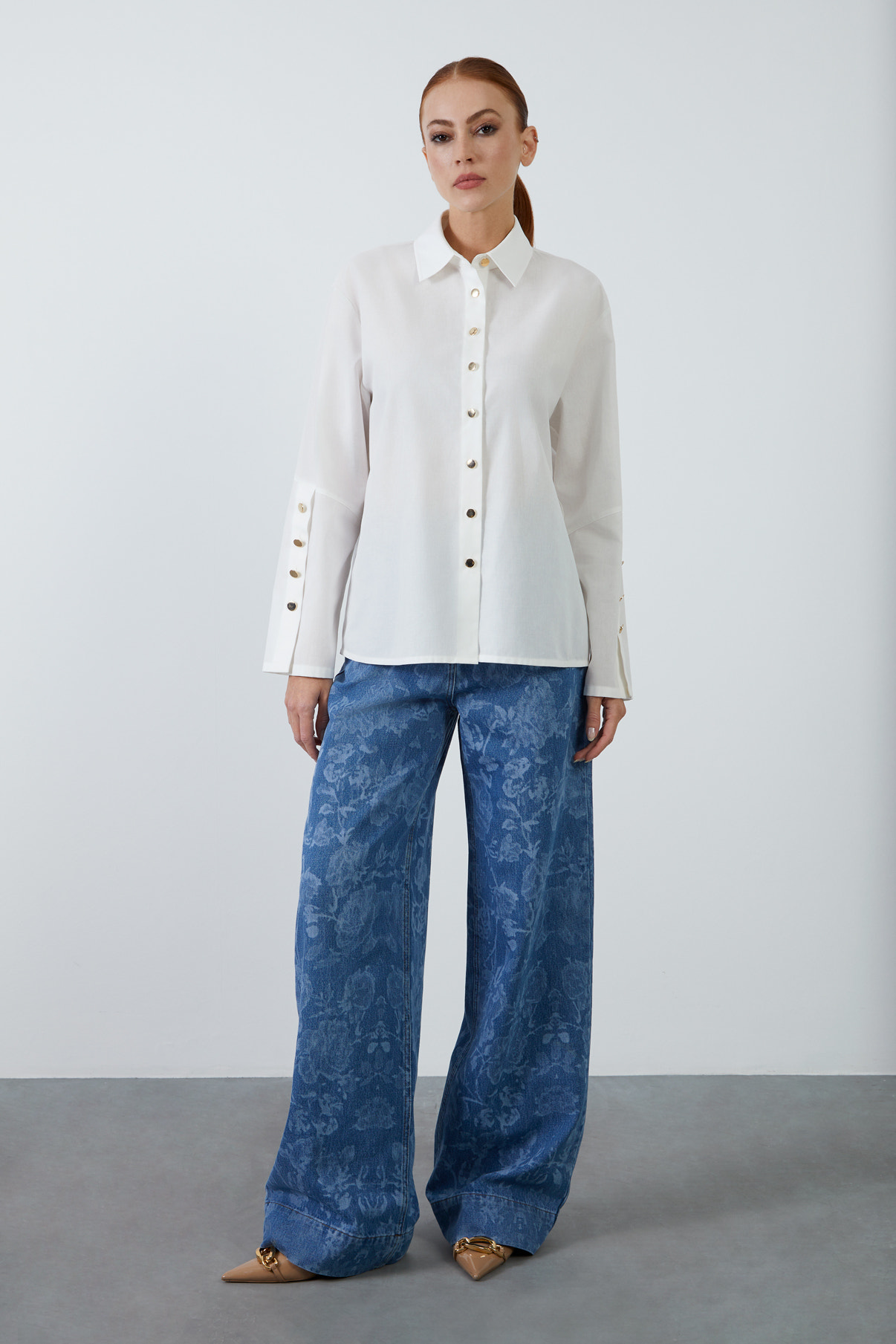 Kollarda Düğme Detaylı Gömlek