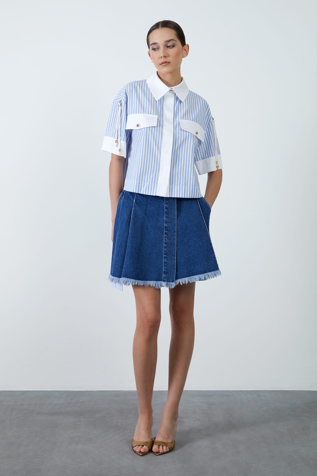 Omuzdan Sarkan Bağcık Detaylı Düğmeli Poplin Gömlek