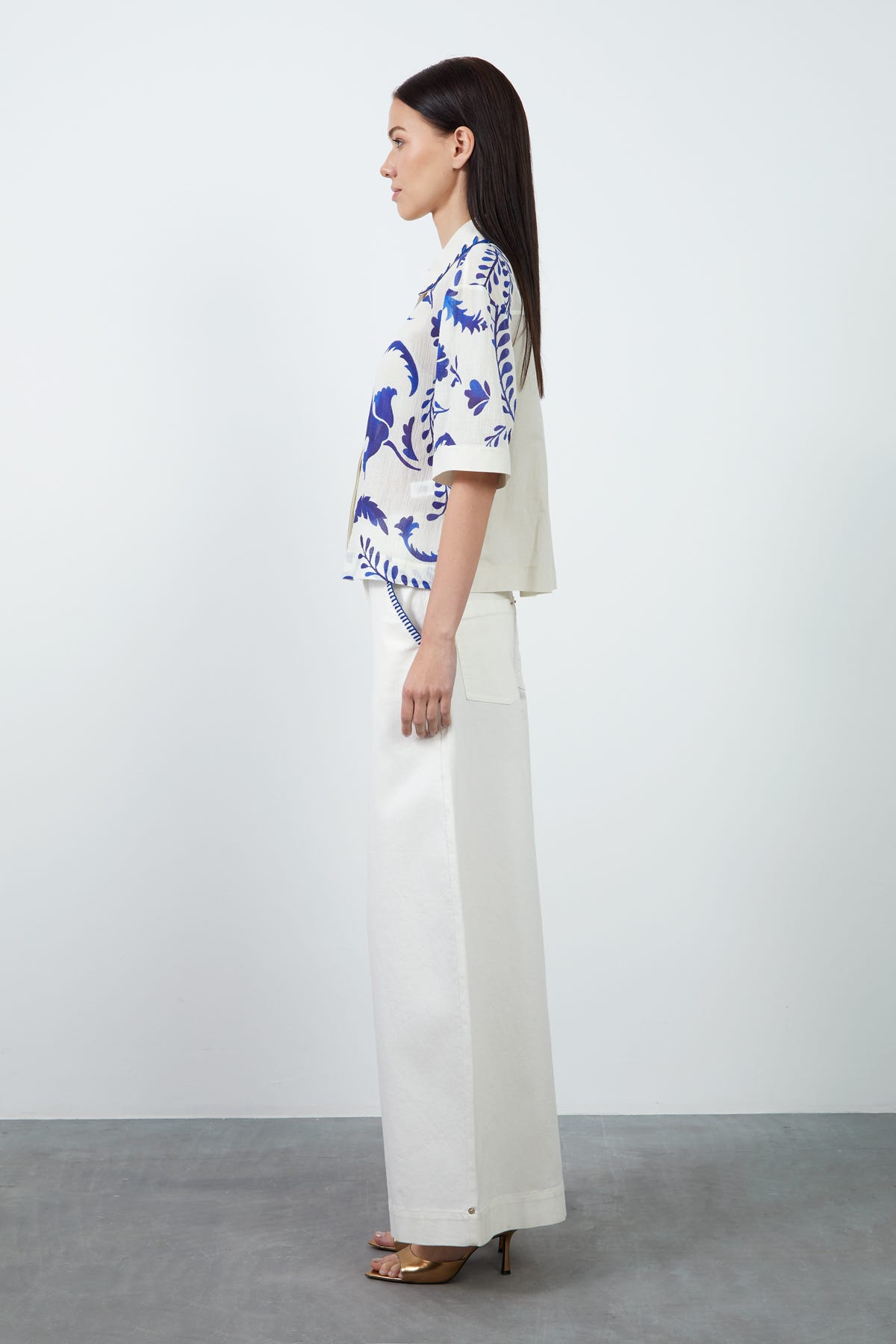 Düğme Detaylı Yakası Nakışlı Çizgili Gömlek