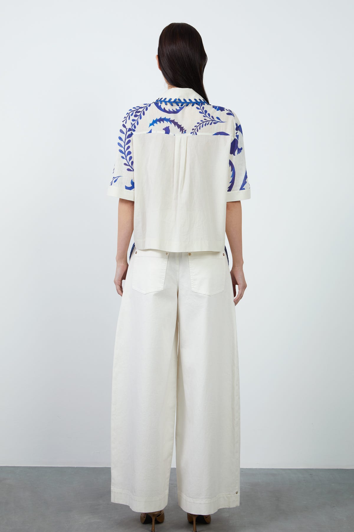 Düğme Detaylı Yakası Nakışlı Çizgili Gömlek