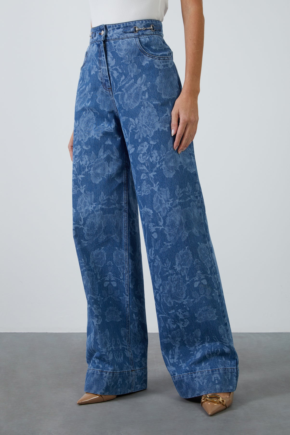 Toka Aksesuar Detaylı Gül Desenli Denim Palazzo Pantolon