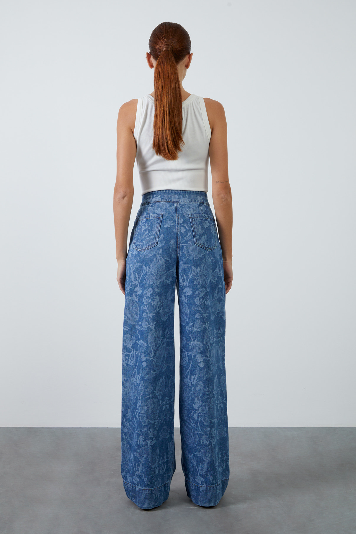 Toka Aksesuar Detaylı Gül Desenli Denim Palazzo Pantolon