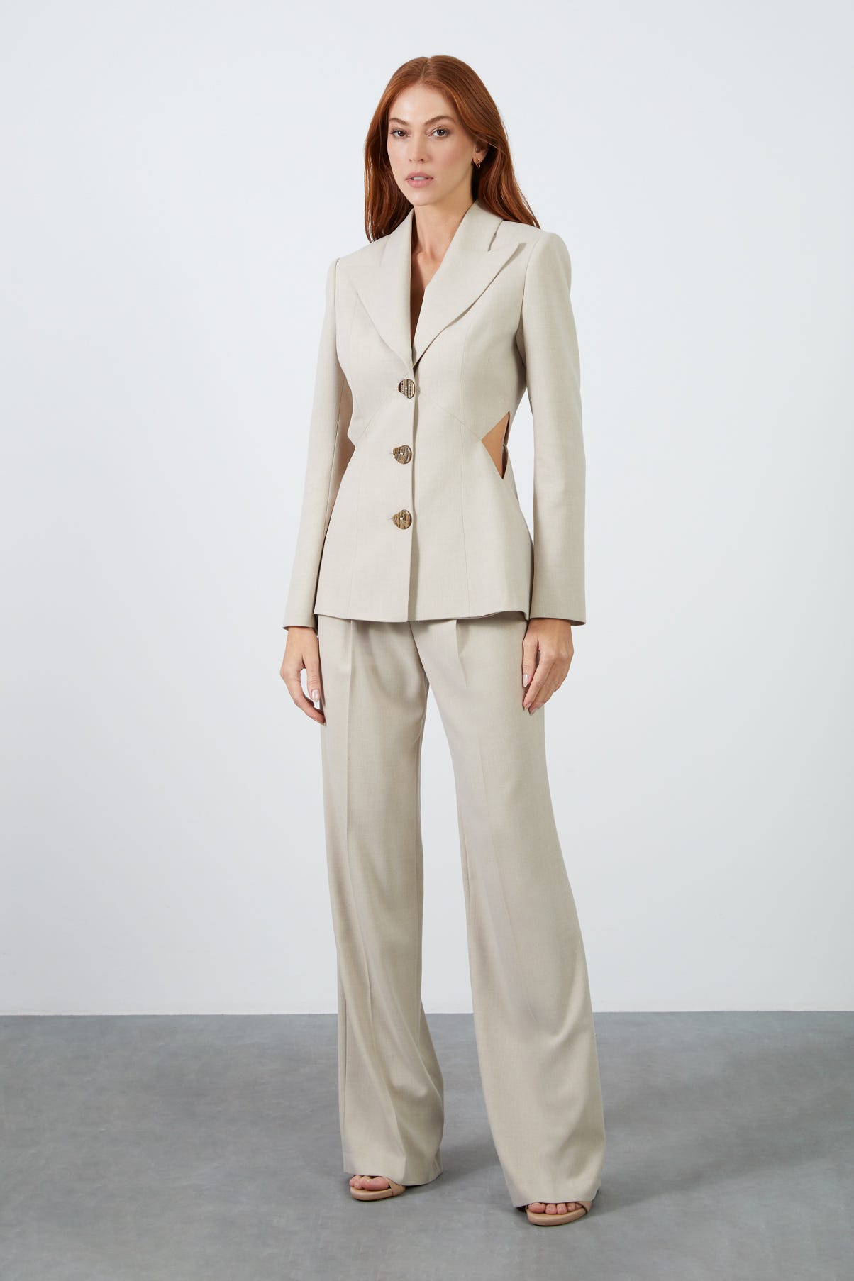 Beli Pencere Detaylı Mono Kapama Ceketli Ve Bol Pantolonlu Bej Takım