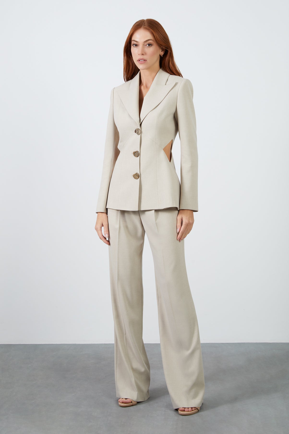 Beli Pencere Detaylı Mono Kapama Ceketli Ve Bol Pantolonlu Bej Takım