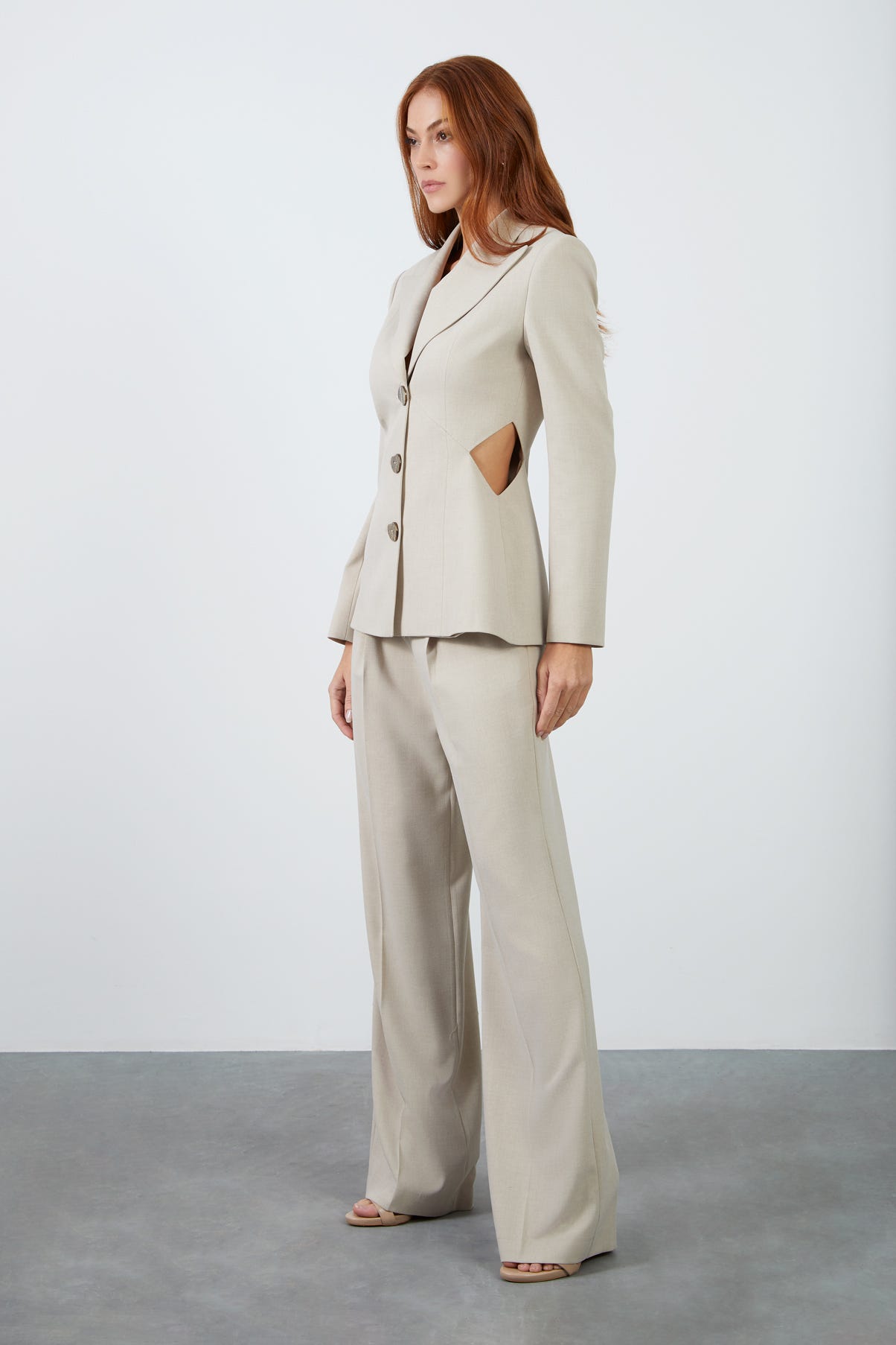 Beli Pencere Detaylı Mono Kapama Ceketli Ve Bol Pantolonlu Bej Takım