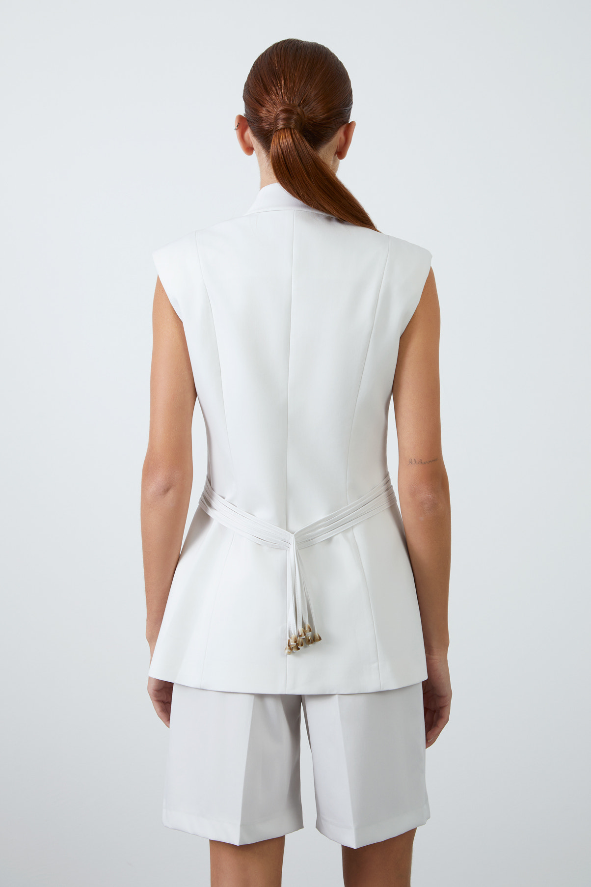 Püsküllü Akseuar Detaylı Vatkalı Kolsuz Yelek