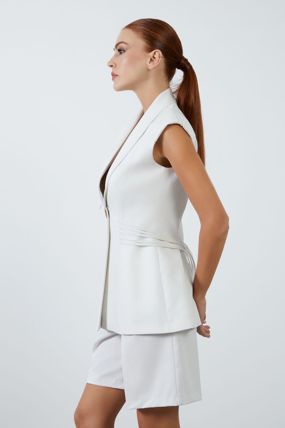 Püsküllü Akseuar Detaylı Vatkalı Kolsuz Yelek