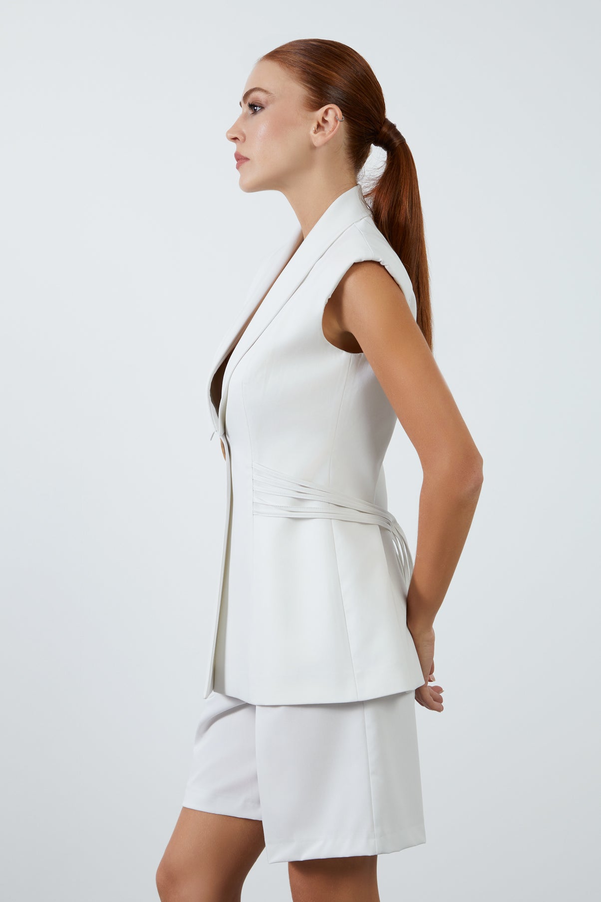 Püsküllü Akseuar Detaylı Vatkalı Kolsuz Yelek