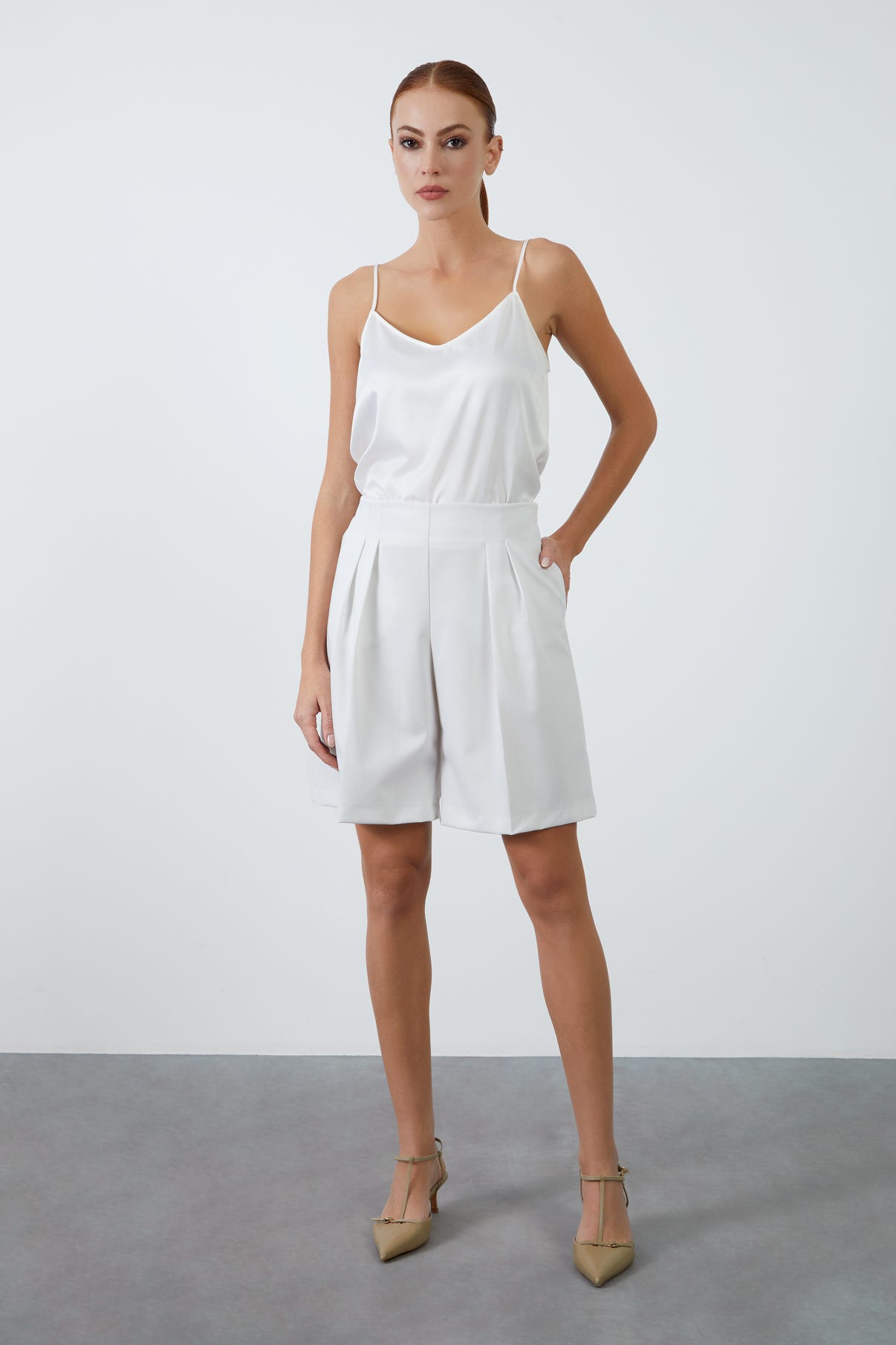 Diz Üstü Klasik Ekru Şort