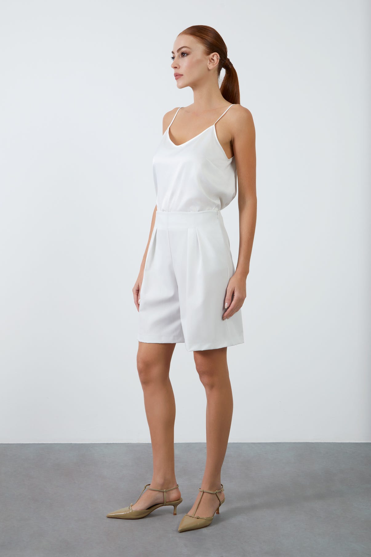 Diz Üstü Klasik Ekru Şort