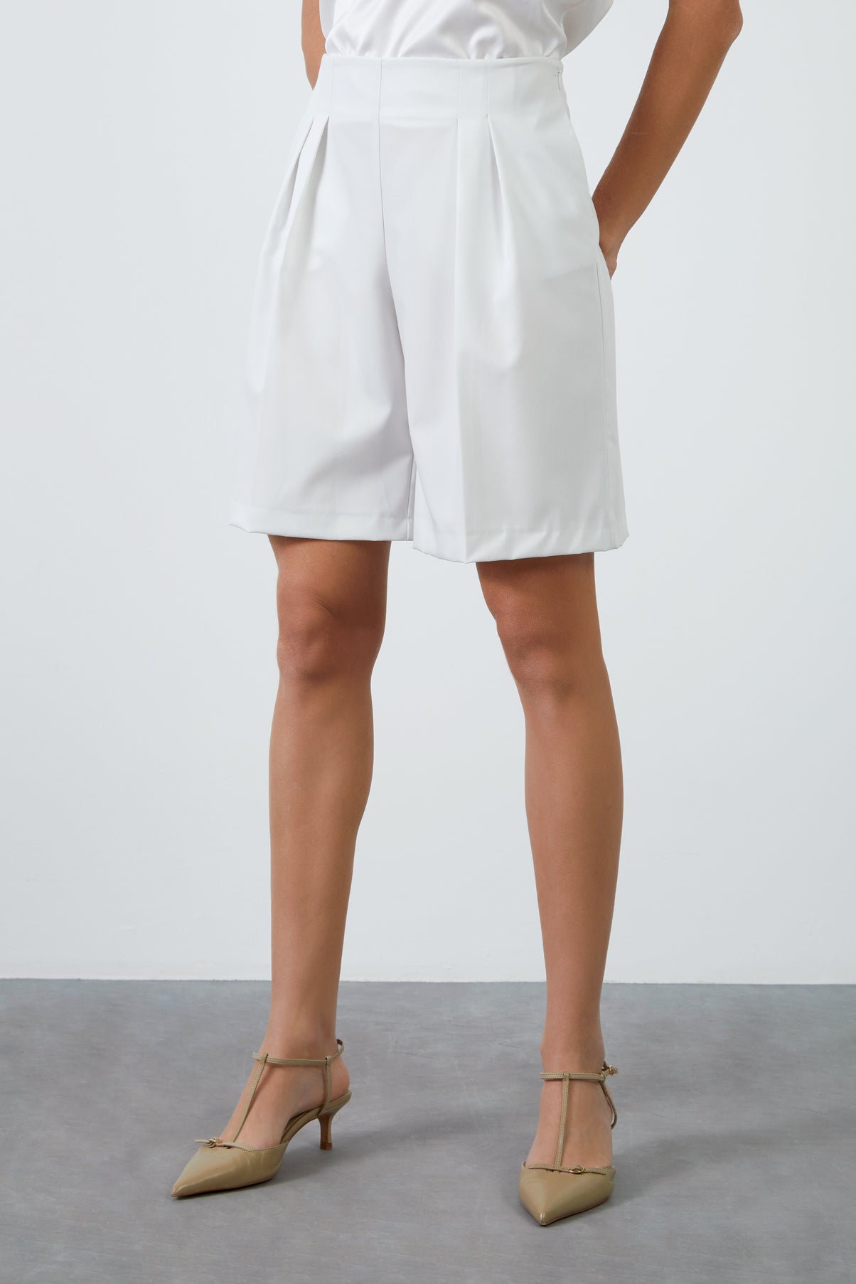 Diz Üstü Klasik Ekru Şort