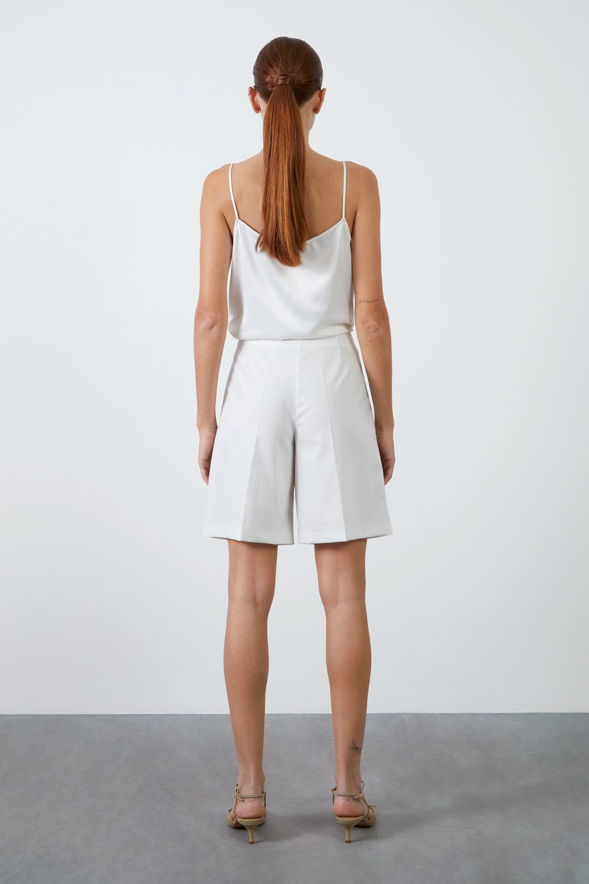 Diz Üstü Klasik Ekru Şort