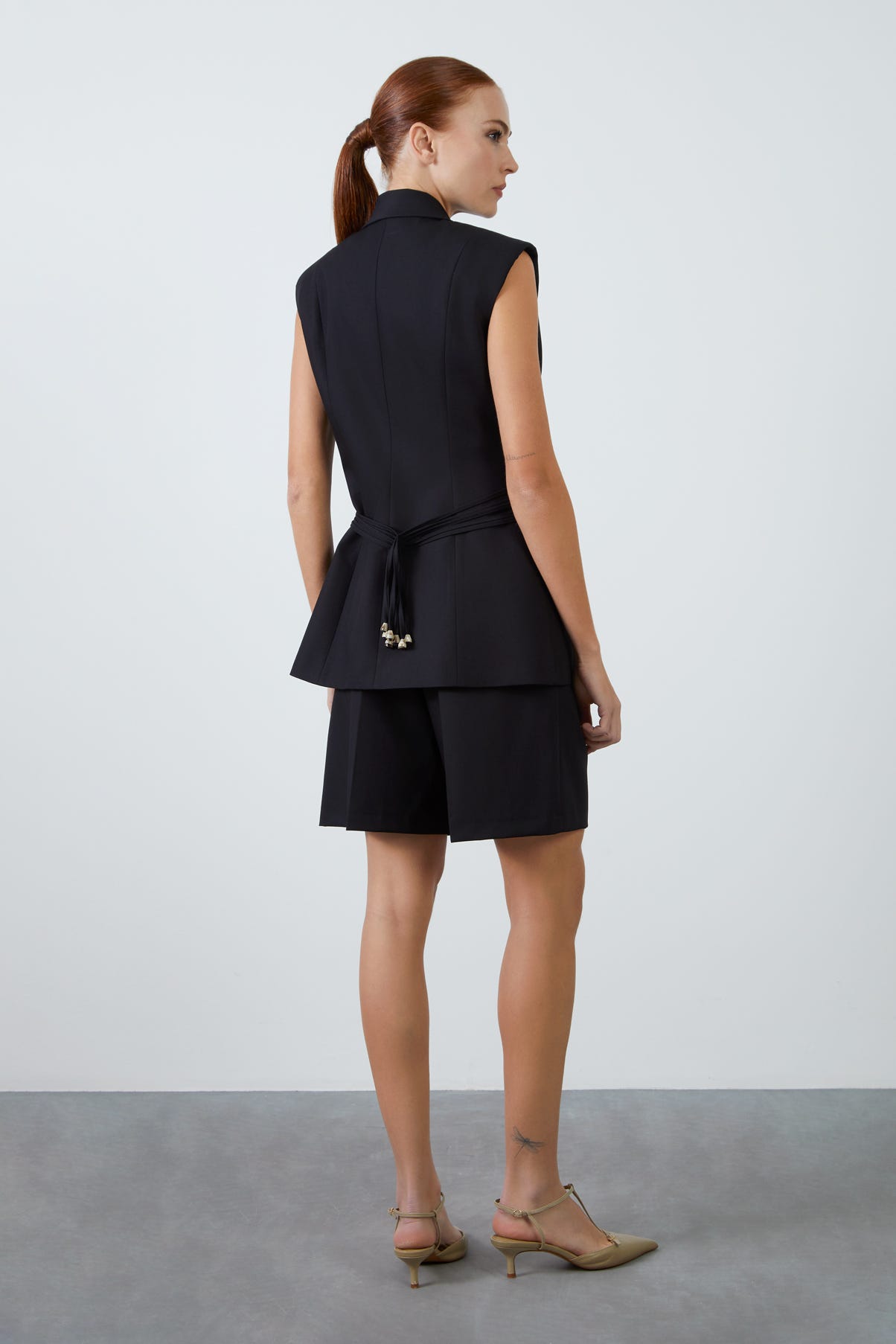 Püsküllü Akseuar Detaylı Vatkalı Kolsuz Yelek