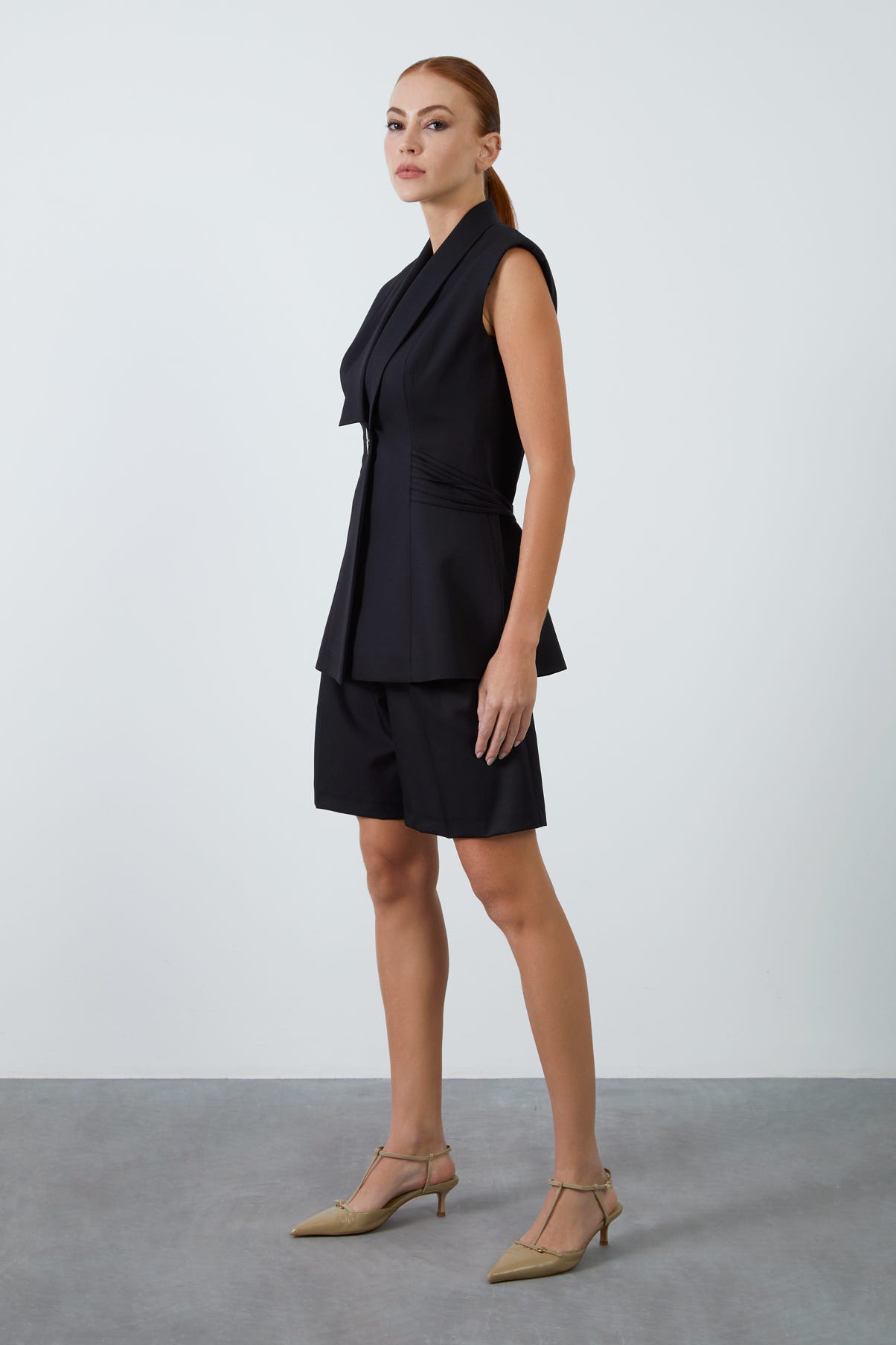 Püsküllü Akseuar Detaylı Vatkalı Kolsuz Yelek