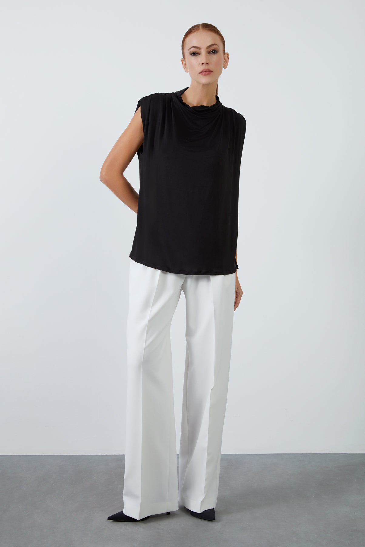 Sıfır Kol Degaje Yaka Bluz