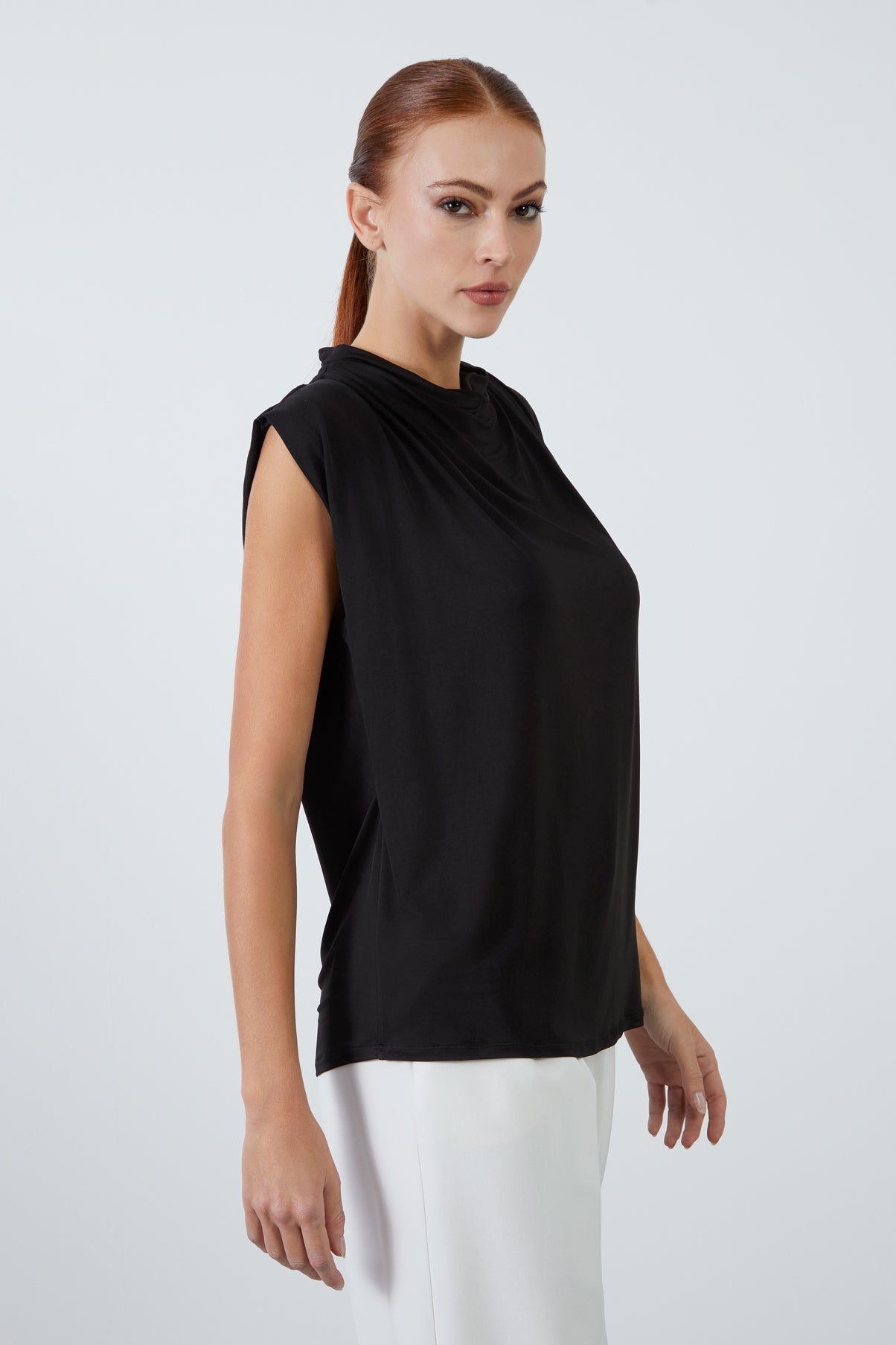 Sıfır Kol Degaje Yaka Bluz