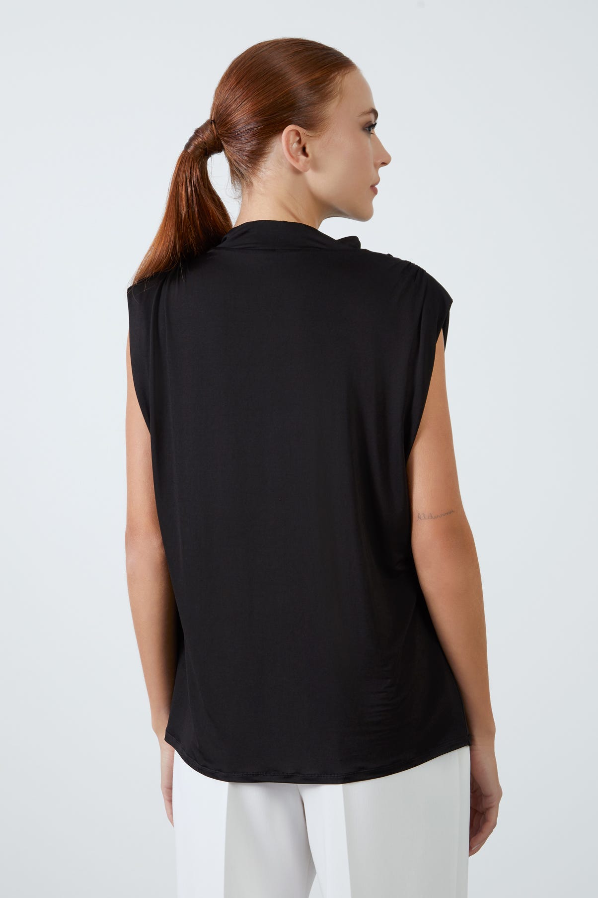 Sıfır Kol Degaje Yaka Bluz