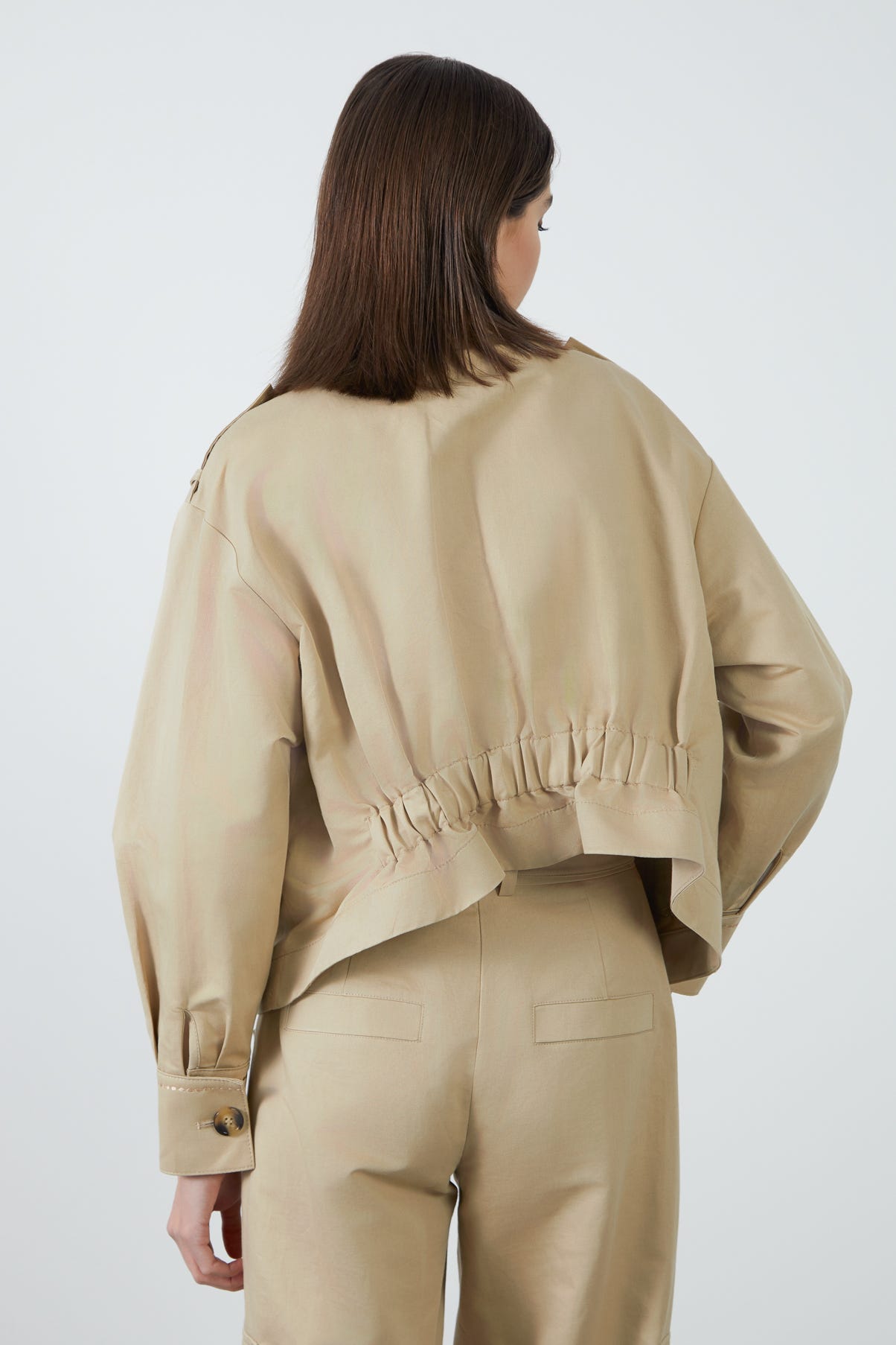 Cep Kenarı İşlemeli Arkası Büzgülü Ceket