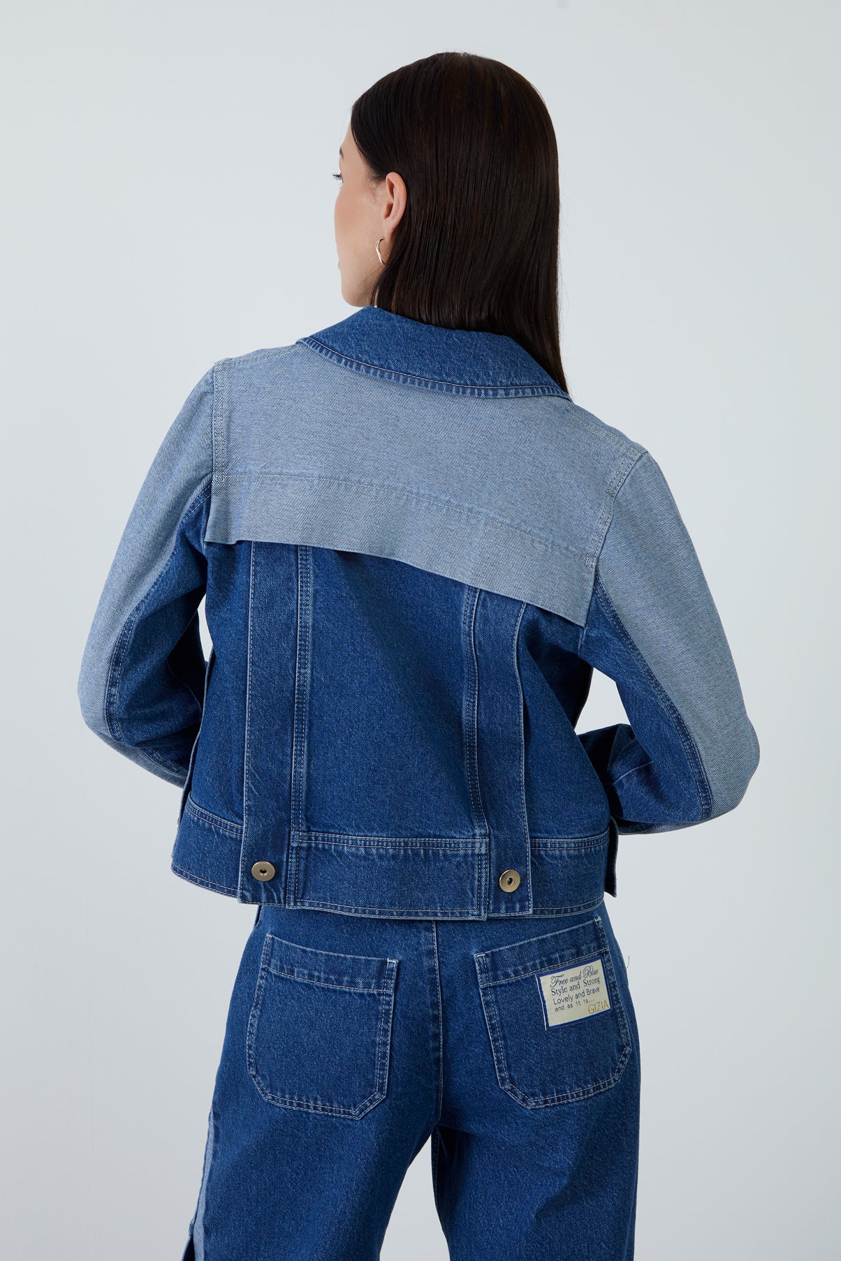 Etiket Detaylı Çıtçıt Kapama İki Renkli Jean Ceket