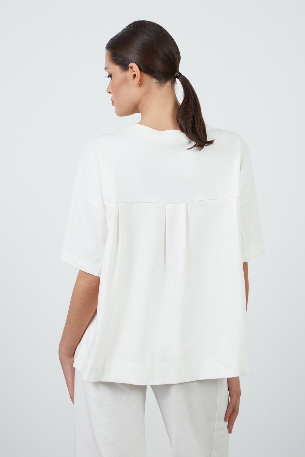 Ön Beden Delikli Nakış Detaylı Bisiklet Yaka T-shirt