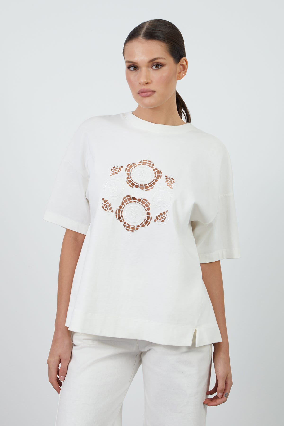 Ön Beden Delikli Nakış Detaylı Bisiklet Yaka T-shirt