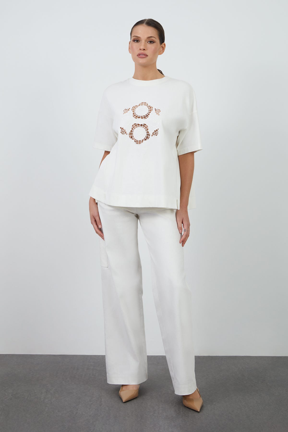 Ön Beden Delikli Nakış Detaylı Bisiklet Yaka T-shirt