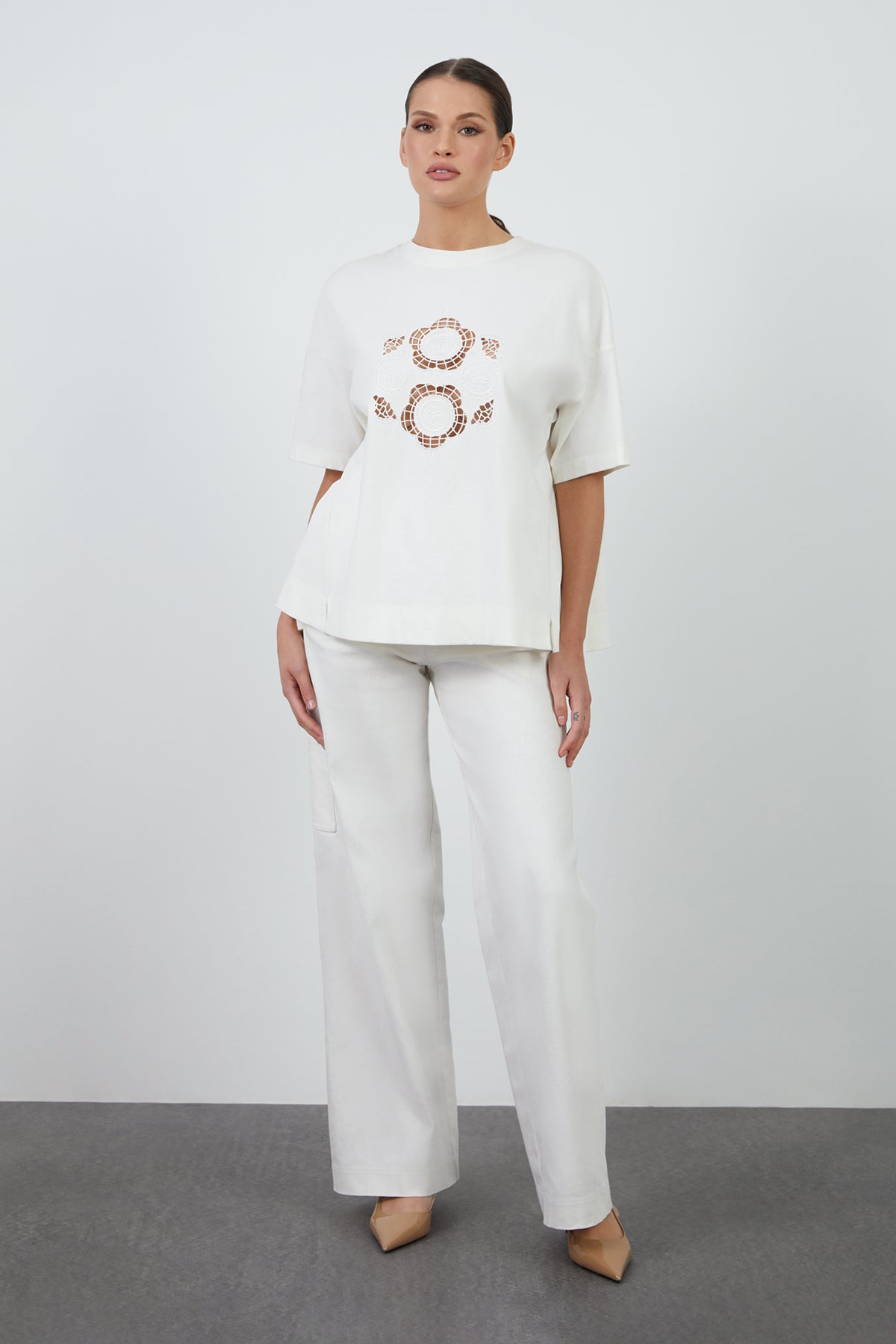 Ön Beden Delikli Nakış Detaylı Bisiklet Yaka T-shirt