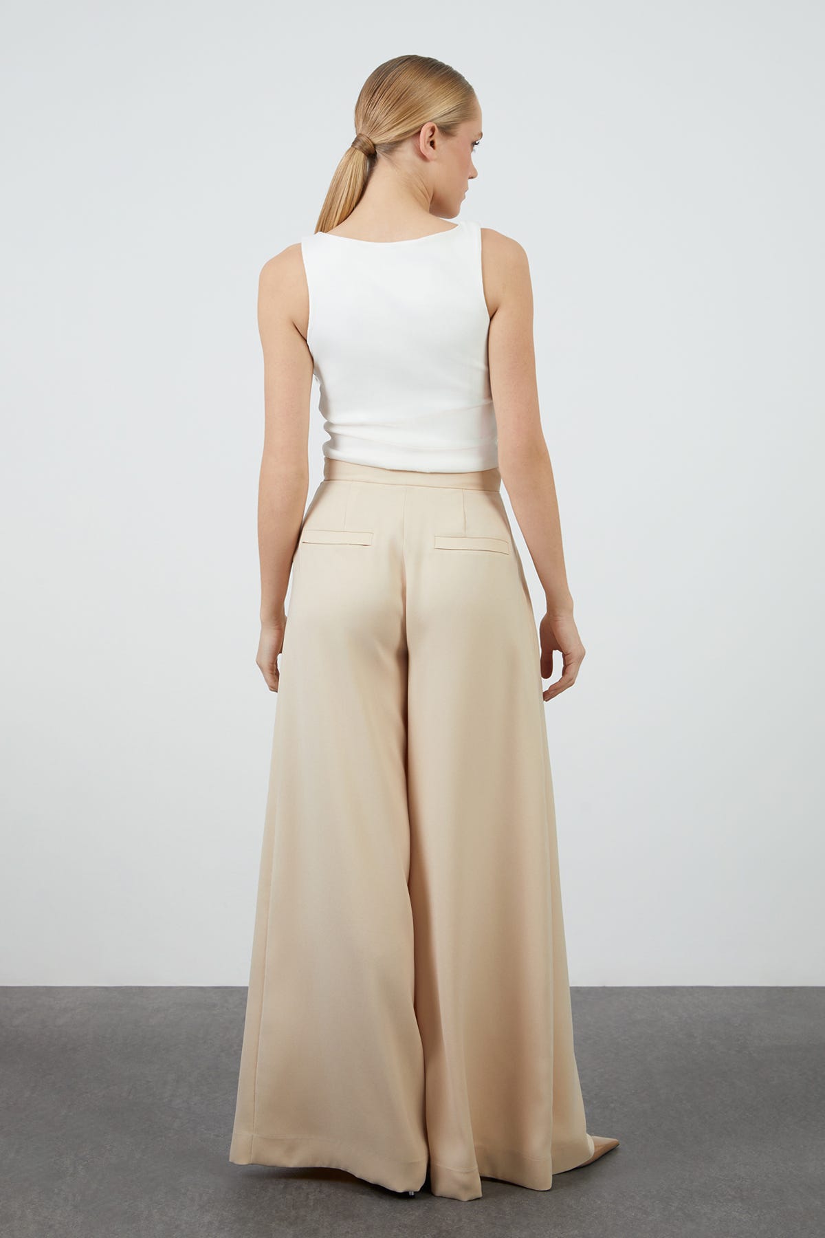 Pili Detaylı Bol Paça Pantolon