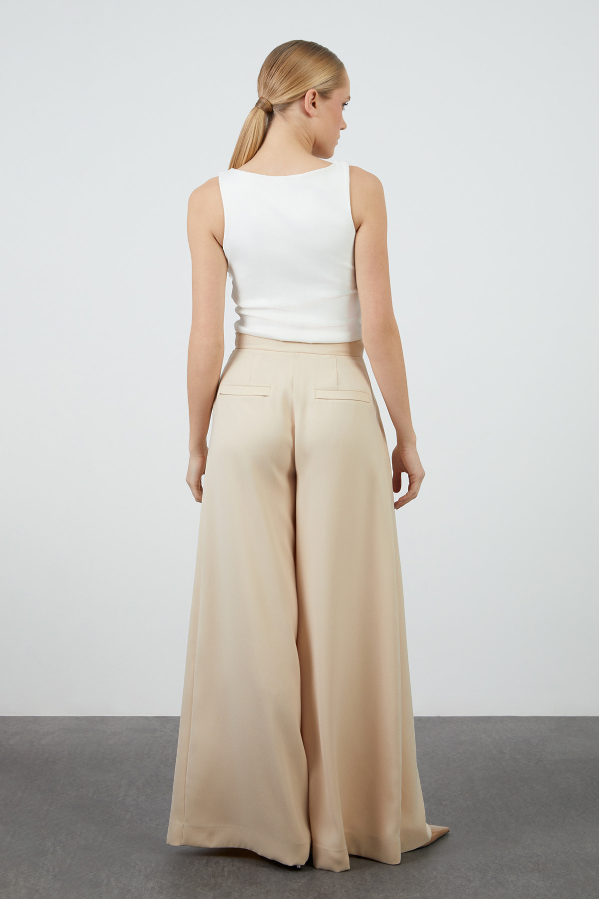 Pili Detaylı Bol Paça Pantolon