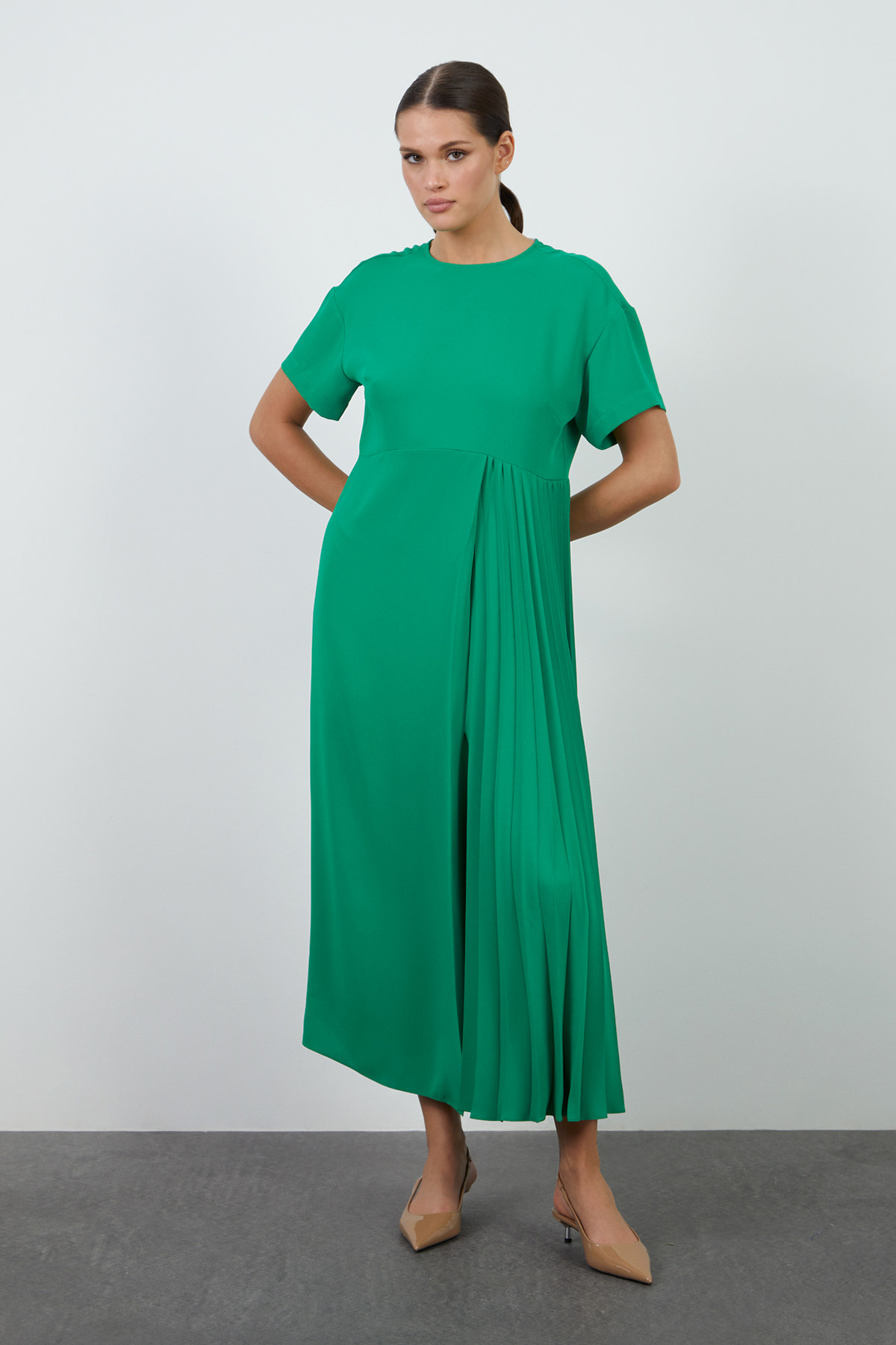 Yandan Piliseli Arkadan Bağlama Detaylı Yırtmaçlı Maxi Elbise