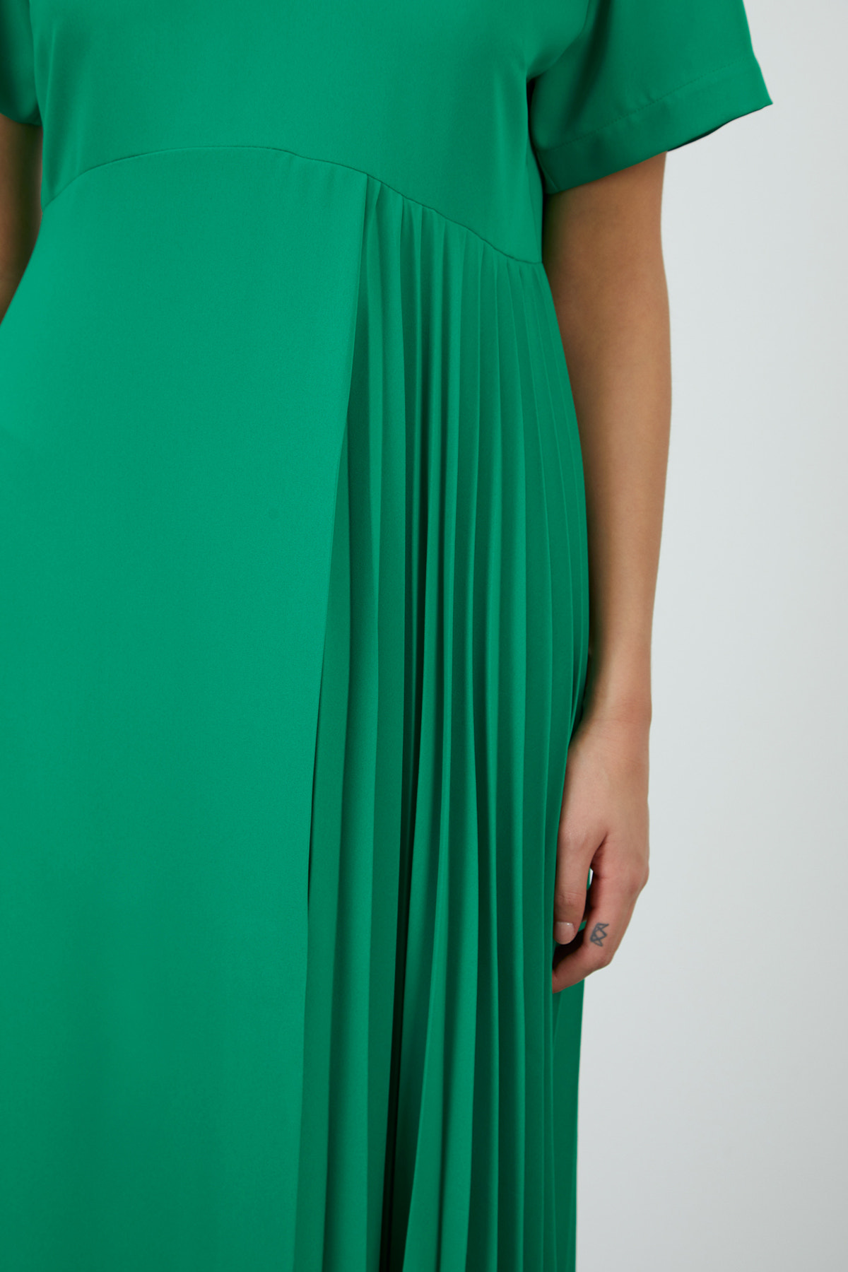 Yandan Piliseli Arkadan Bağlama Detaylı Yırtmaçlı Maxi Elbise